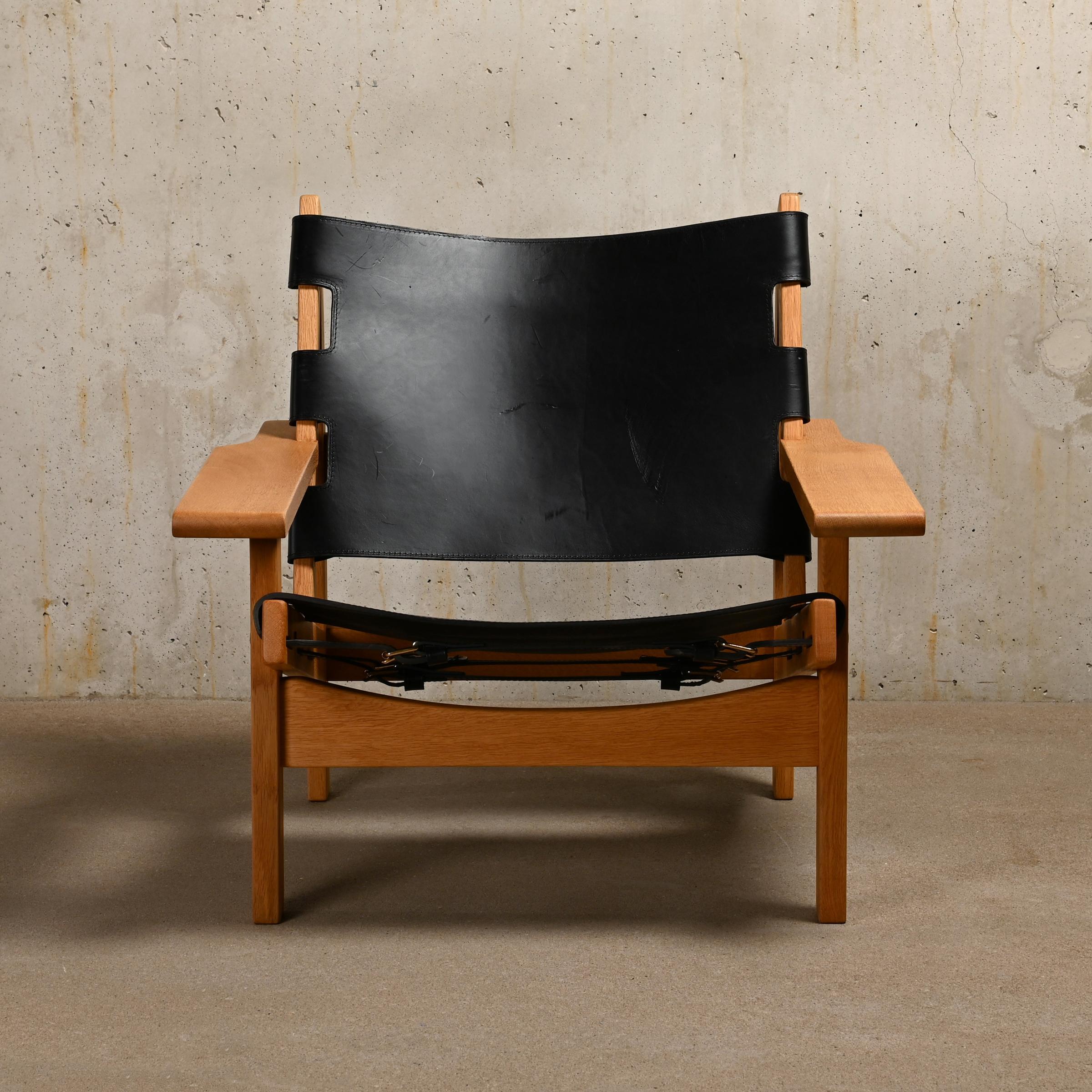 Excellent exemple de chaise de chasse scandinave (modèle 168) réalisée par Kurt Østervig pour K.P. Jørgensens Møbelfabrik, Danemark. Le design est parfois également attribué à Erling Jessen et rappelle l'emblématique chaise espagnole de Børge