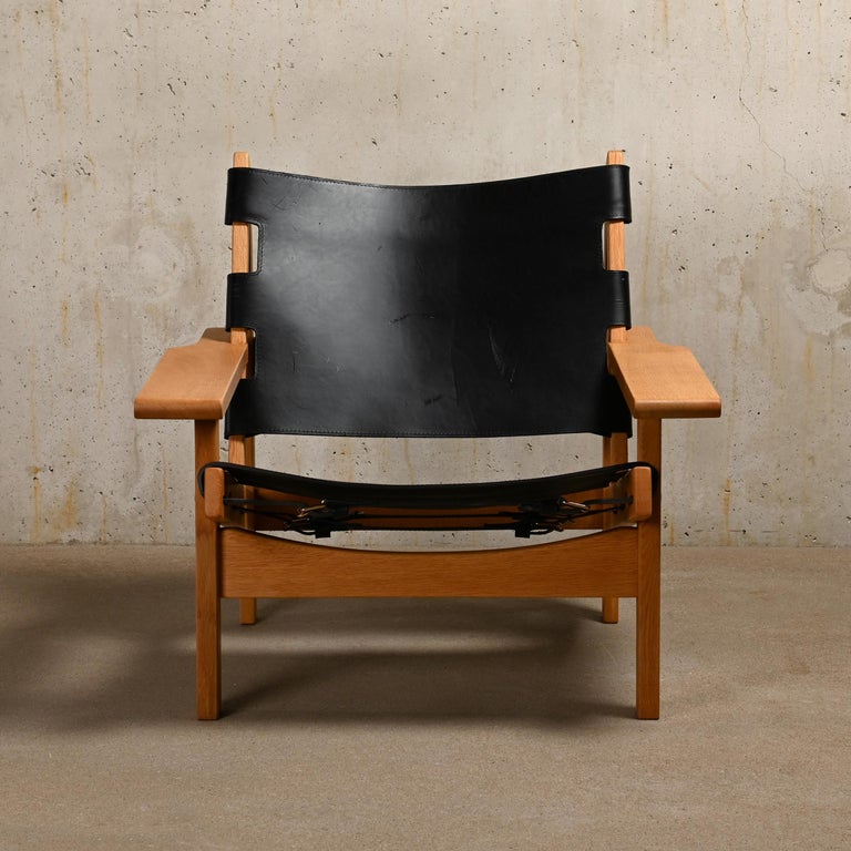 Great example of a Scandinavian hunting chair (model 168) by Kurt Østervig for K. P. Jørgensens Møbelfabrik, Denmark. The design is sometimes also attributed to Erling Jessen and reminiscent of Børge Mogensen iconic Spanish chair. Solid oak frame