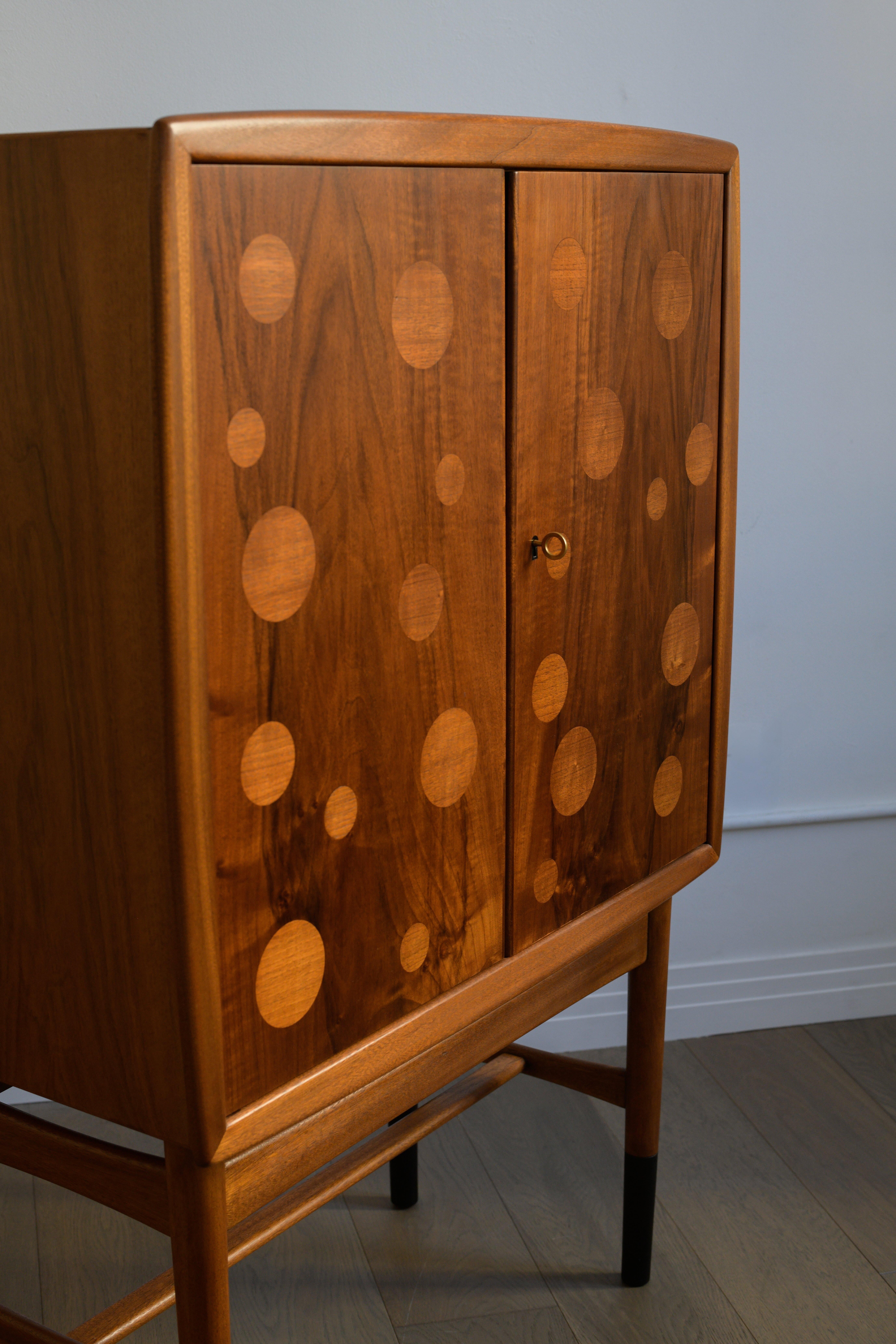 Kurt Østervig Illuminated bar cabinet, model 93 by KP Møbler Denmark For Sale 6