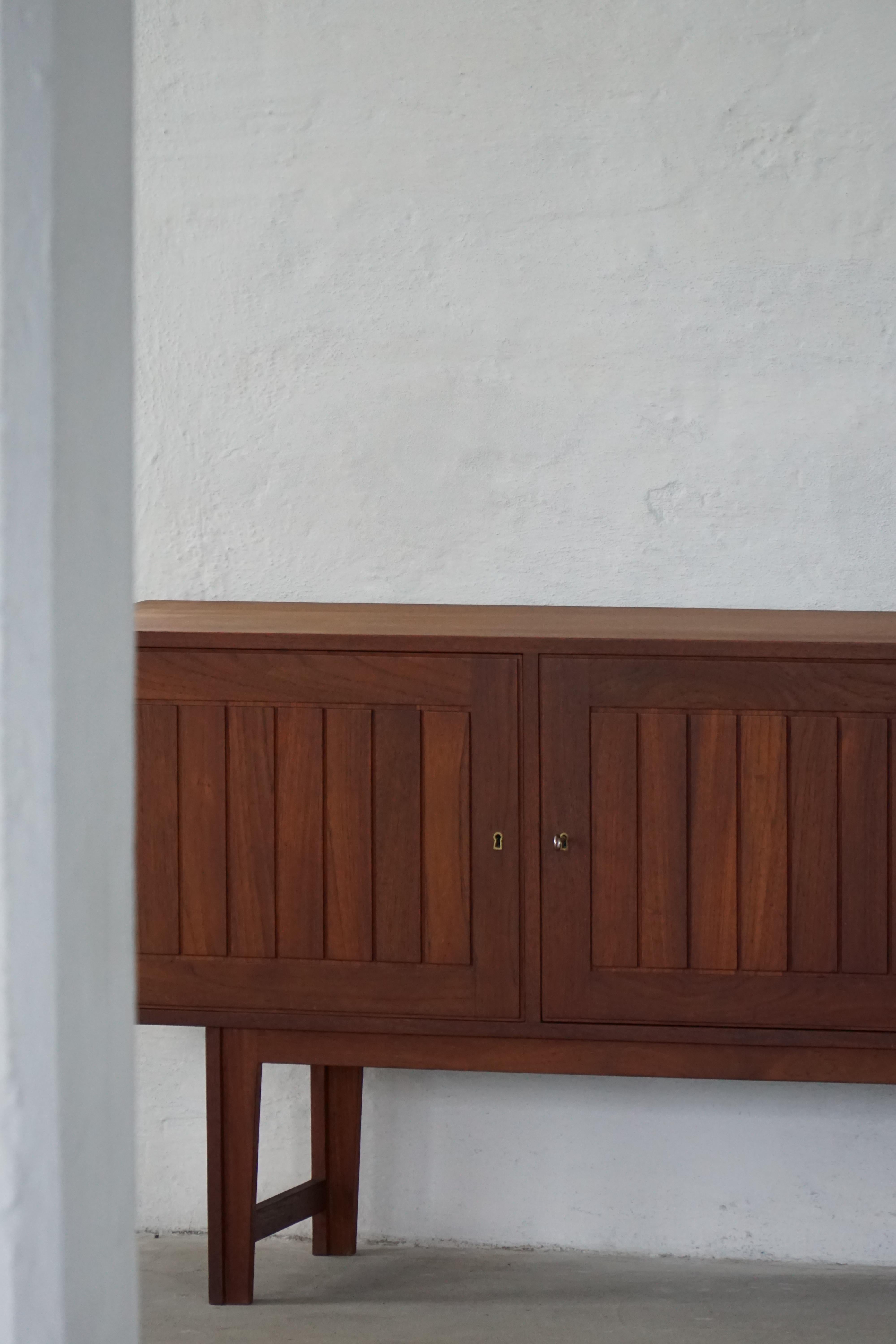 Kurt Østervig, Credenza bassa in teak, VAMO, metà secolo moderno danese, anni '60 in vendita 3