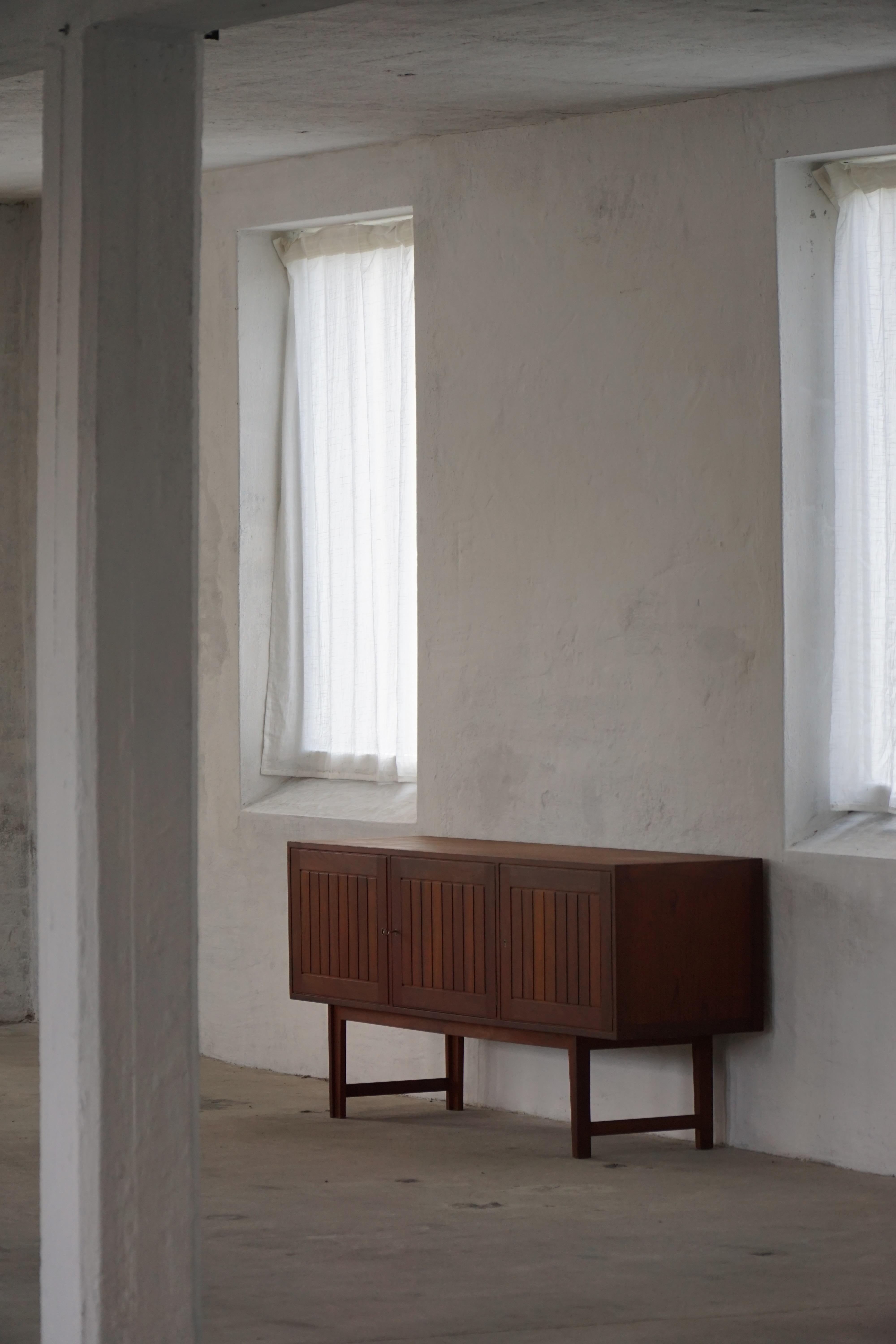 Scandinavo moderno Kurt Østervig, Credenza bassa in teak, VAMO, metà secolo moderno danese, anni '60 in vendita