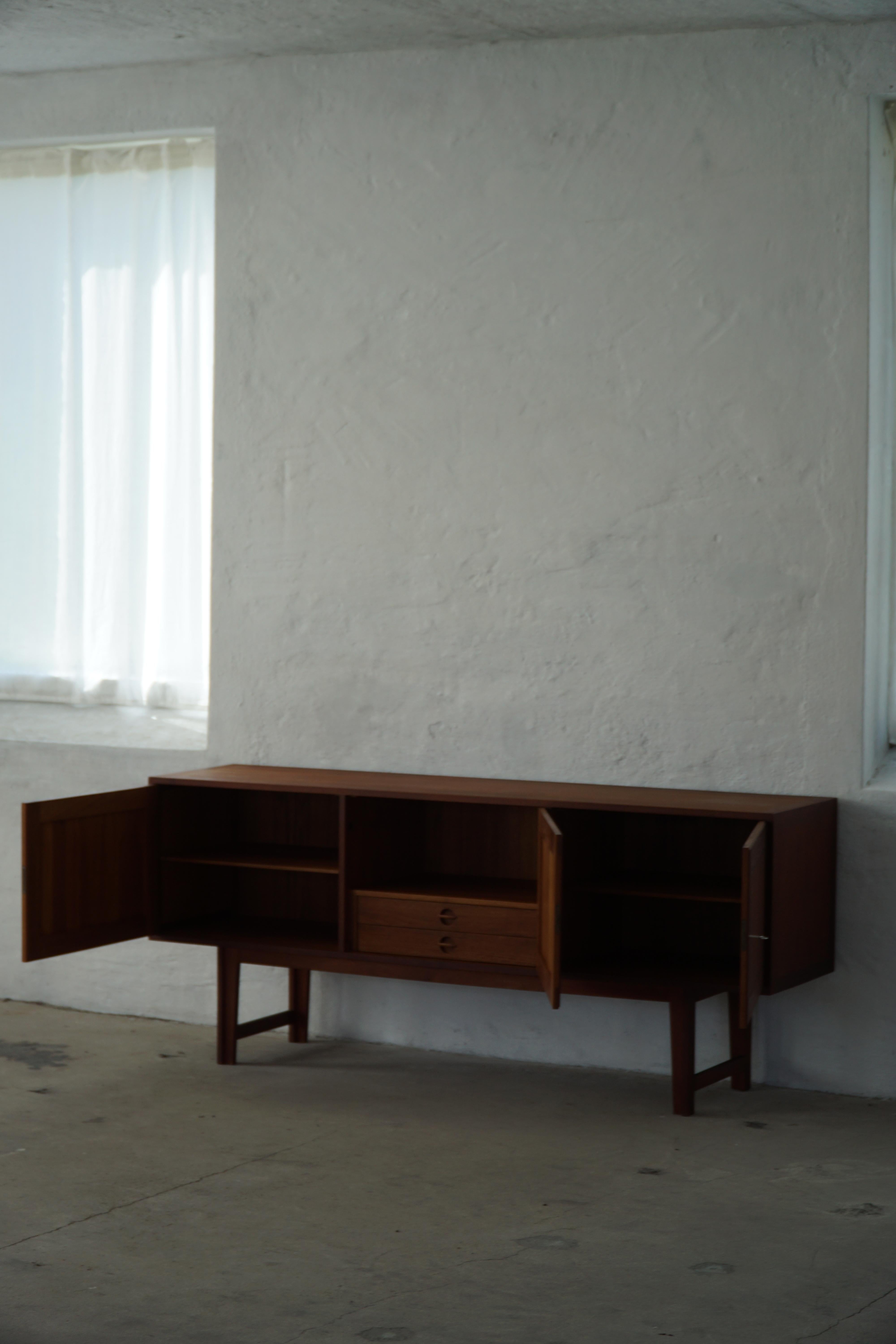 Danese Kurt Østervig, Credenza bassa in teak, VAMO, metà secolo moderno danese, anni '60 in vendita