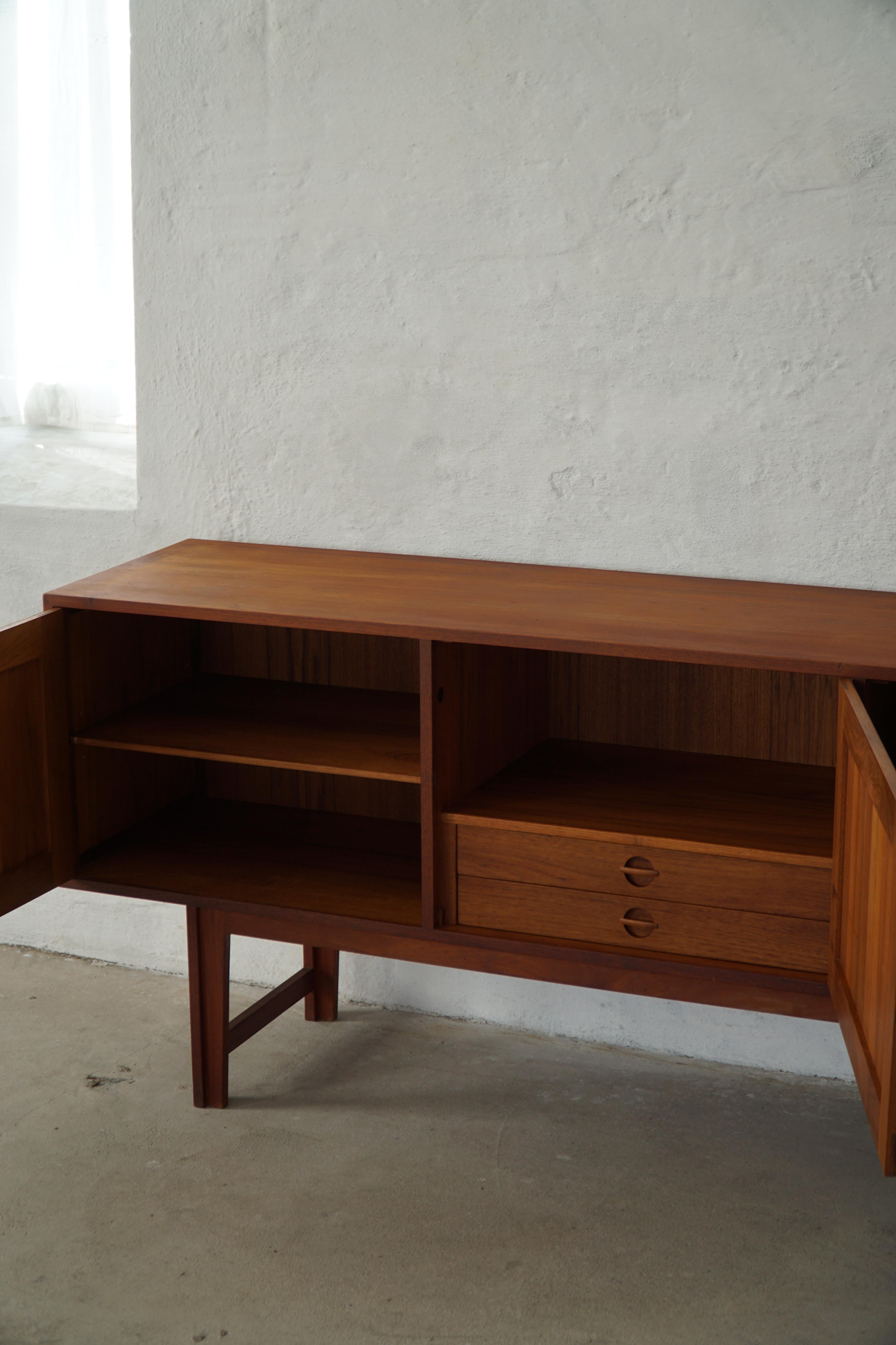 Quercia Kurt Østervig, Credenza bassa in teak, VAMO, metà secolo moderno danese, anni '60 in vendita