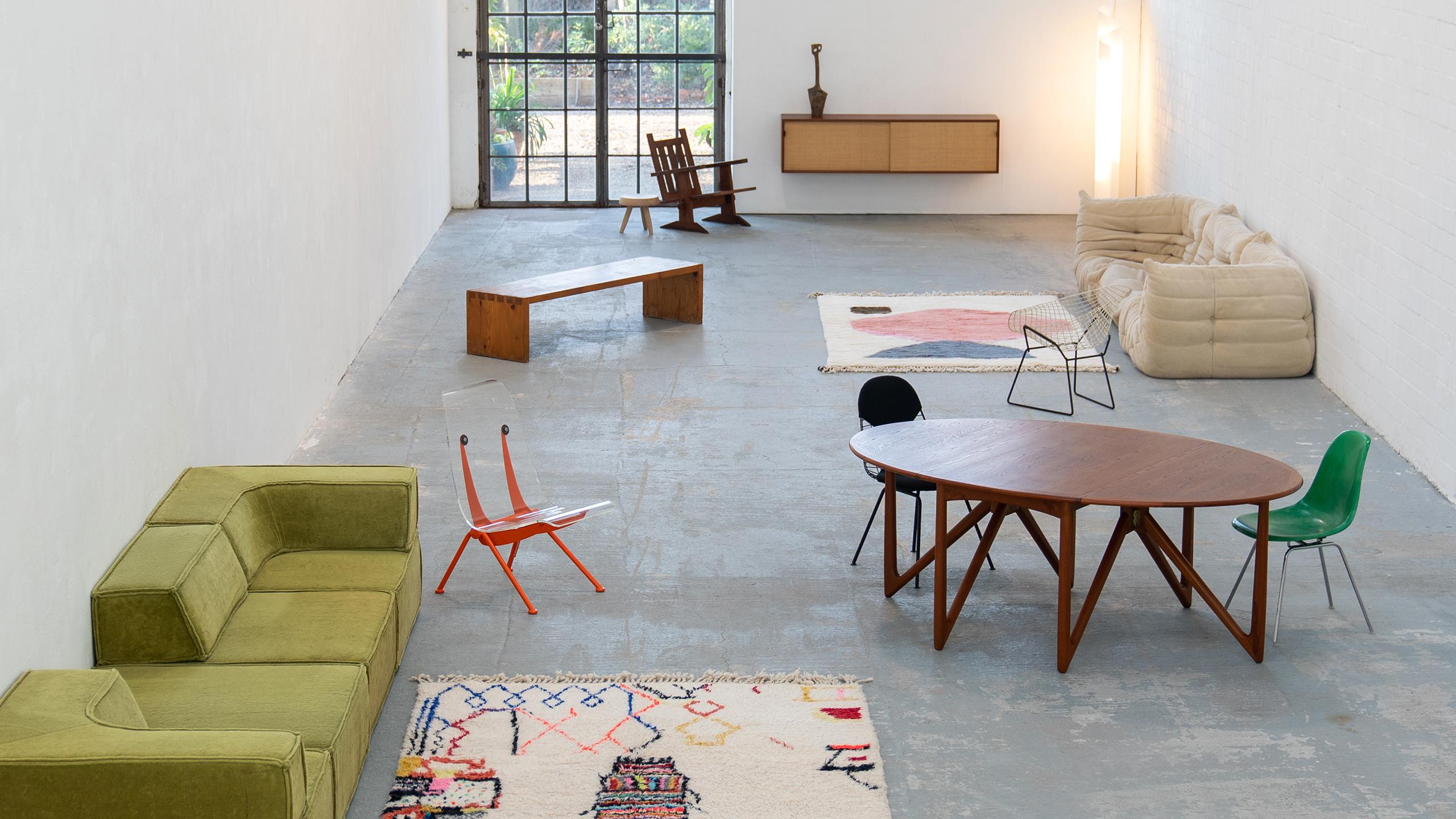 Kurt Østervig - oval drop-leaf table in teak for Jason Møbler, 1962, Denmark

This rare drop-leaf table shows an unusual, impressive base of six V-shaped legs, made with extraordinary craftsmanship.
The clear shape of the oval top nicely contrasts