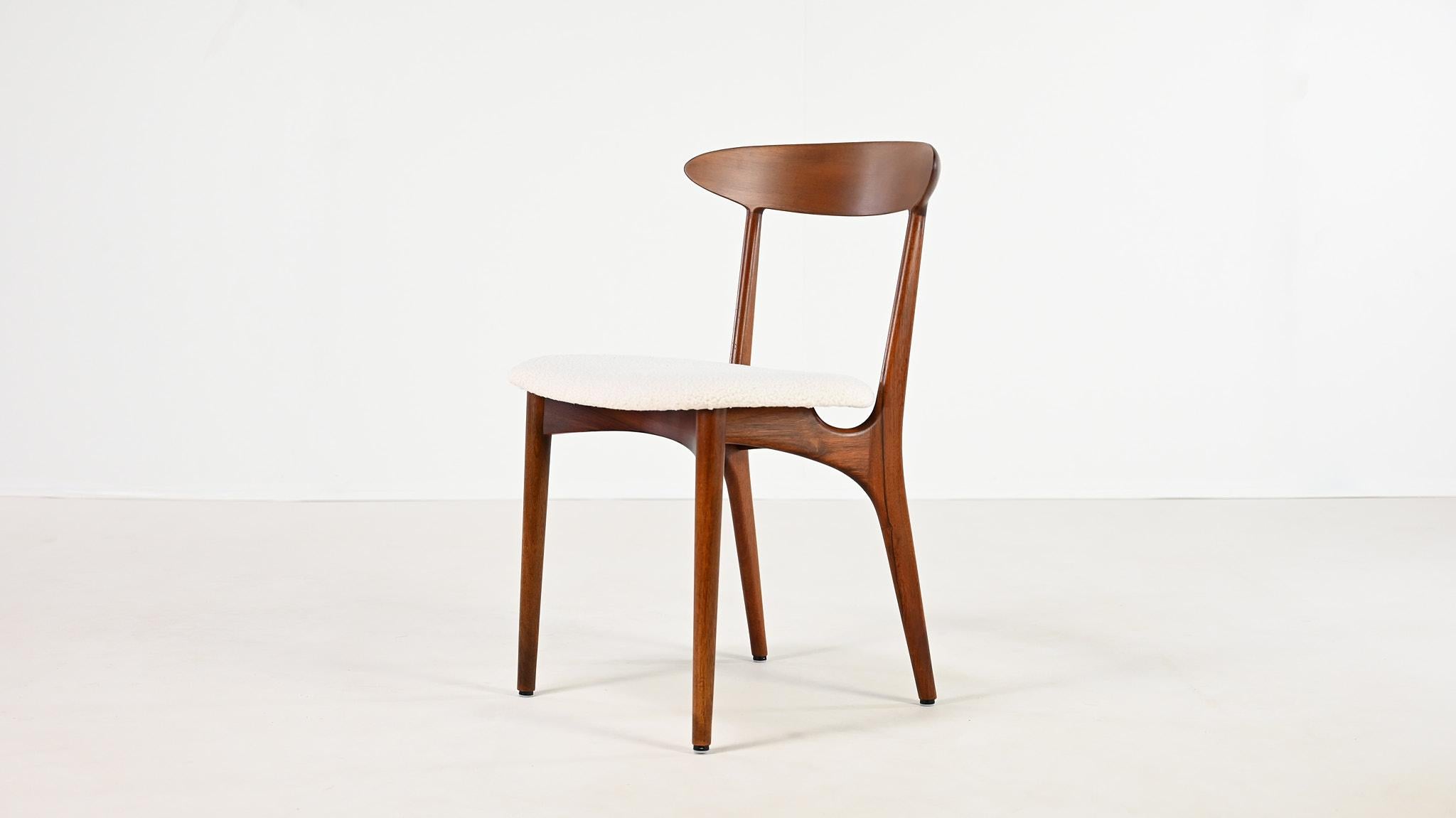 Kurt Østervig, Set of 6 Chairs in Teak, Model 27 for Brande Møbelindustri

Showcasing the key elements of Scandinavian design—simplicity, elegance, durability, and respect for natural materials—the N°27 chair is a perfect example of Danish