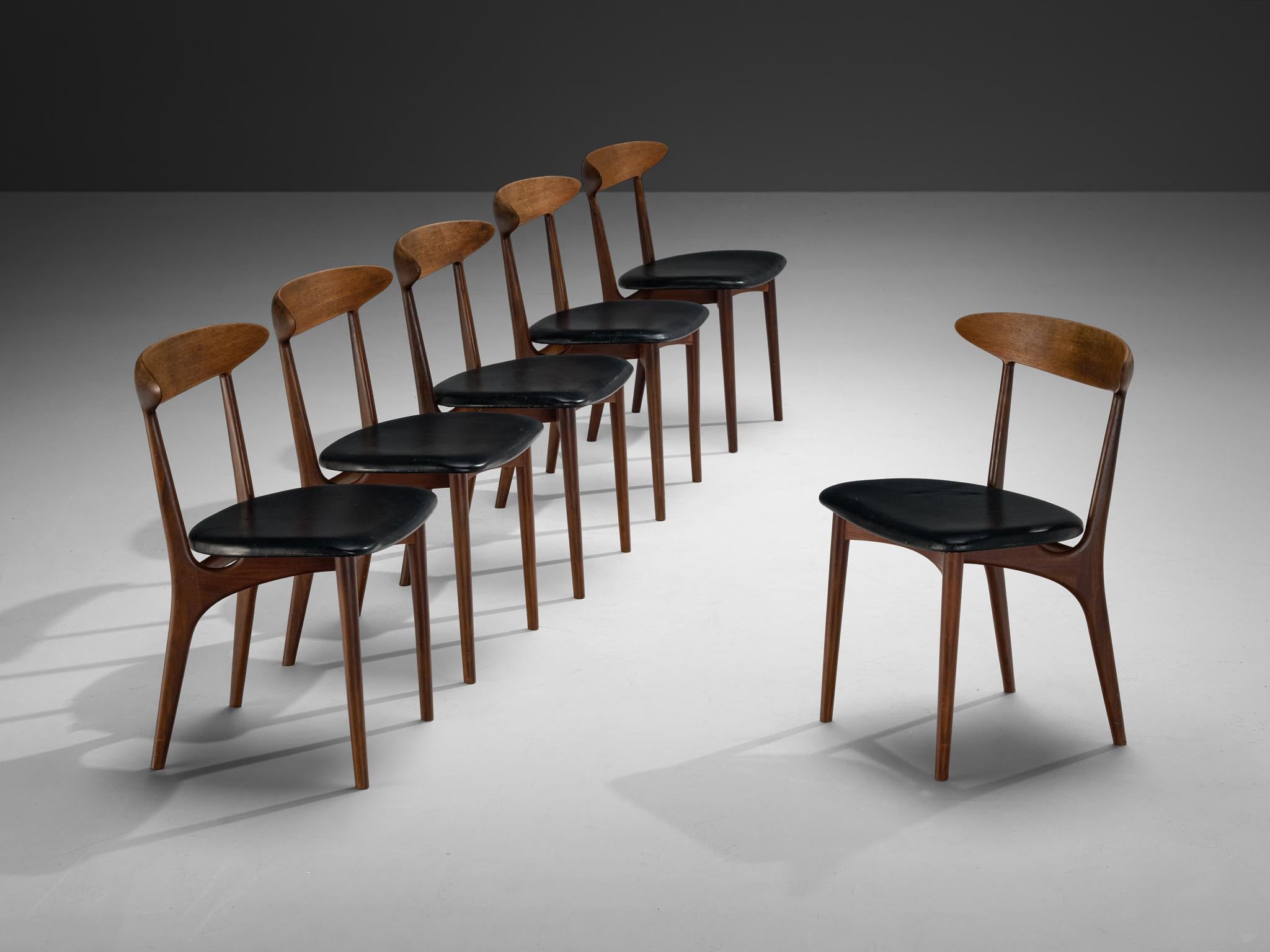 Kurt Østervig, sedie da pranzo, faggio, similpelle, Danimarca, anni '50. 

Disegnate da Kurt Østervig negli anni '50, queste sedie da pranzo danesi sono un eccezionale esempio di artigianato di metà secolo. Realizzate in legno di faggio e rivestite