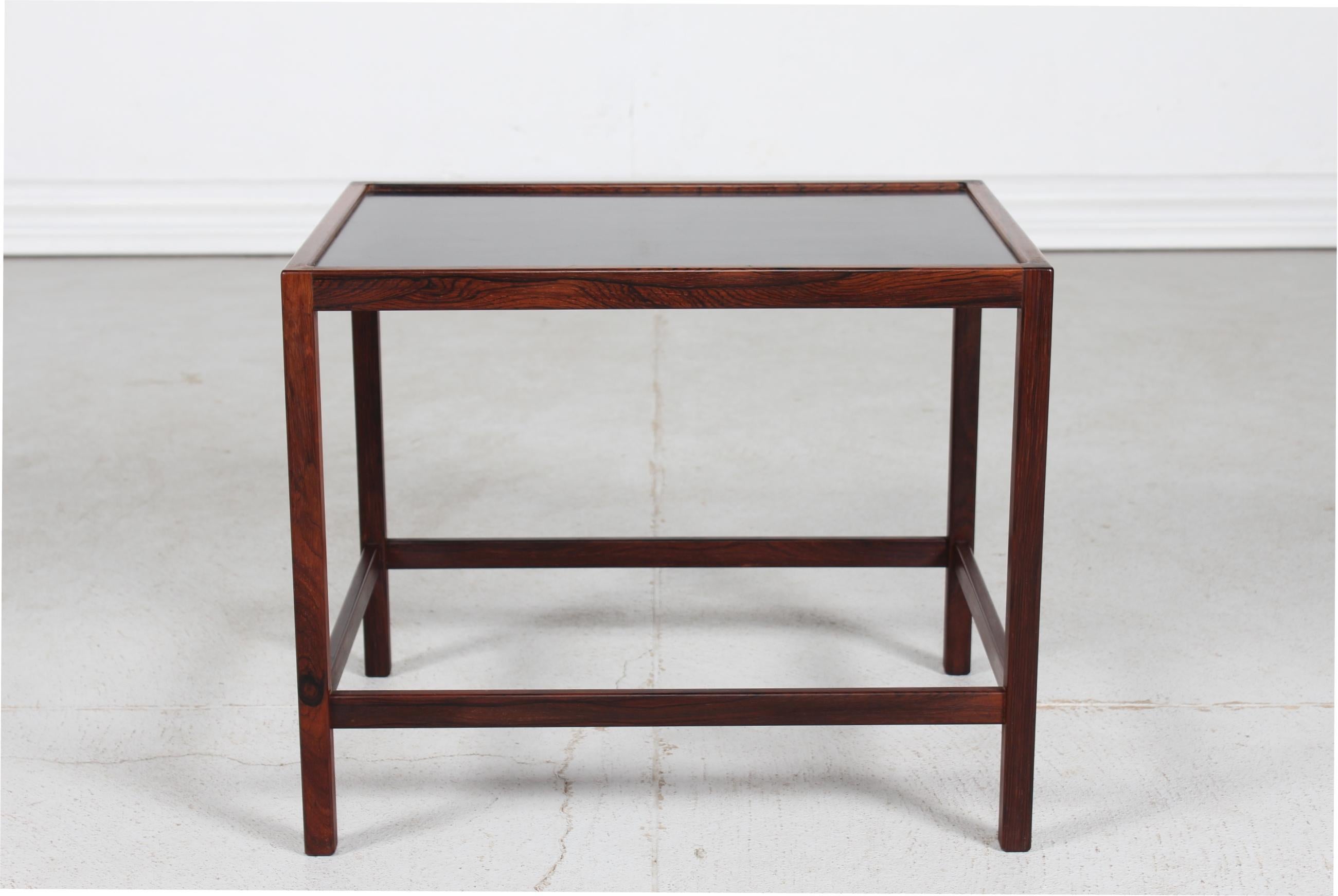 Side table by the Danish designer Kurt Østervig (1912-1986) manufactured by Jason Møbler in Danmark.

It's made of rosewood with a tabletop of inlaid black formica

Very nice vintage condition without spots or other damage.