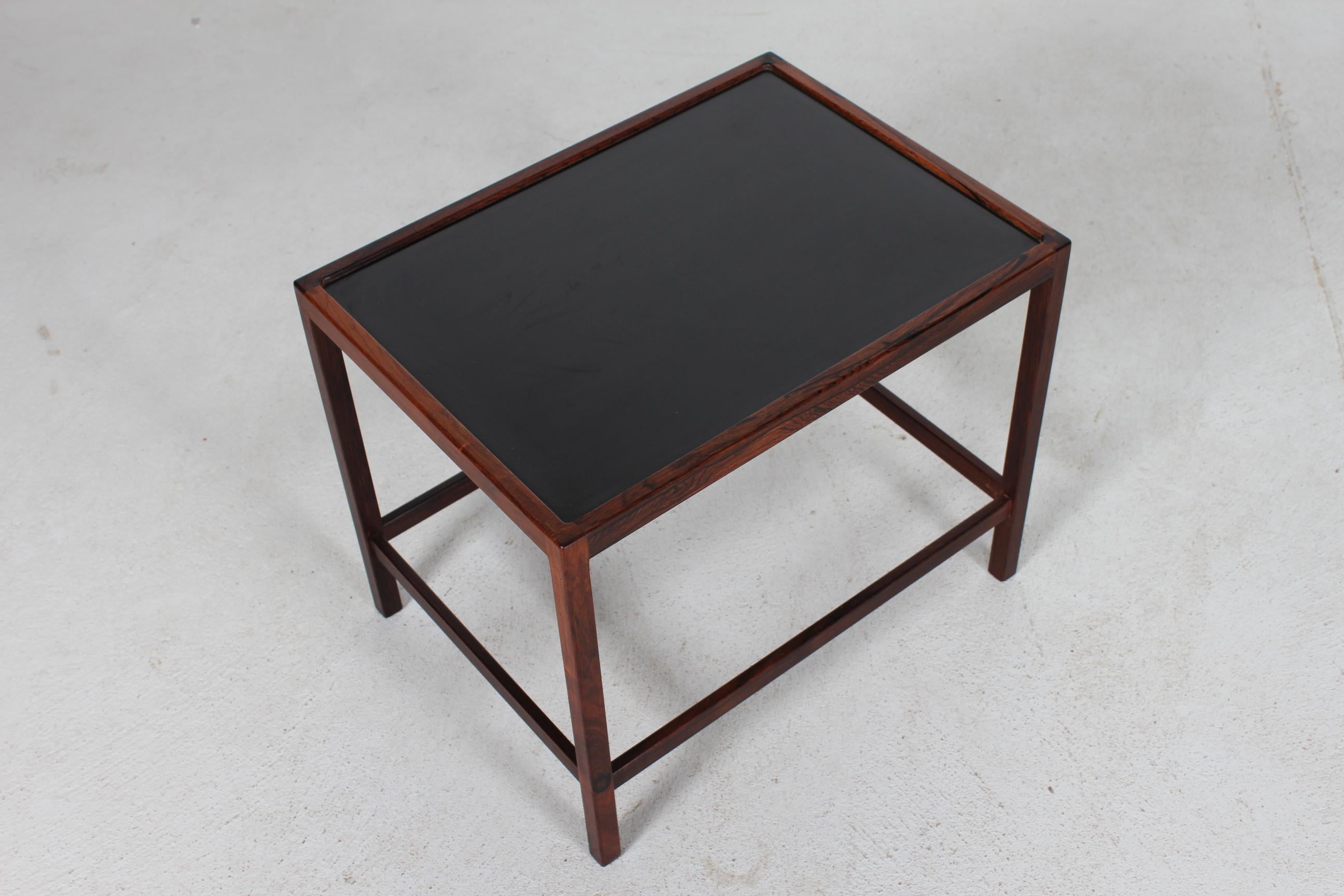 Scandinave moderne Table d'appoint Kurt Østervig en bois de rose et formica noir fabriquée au Danemark dans les années 1960 en vente