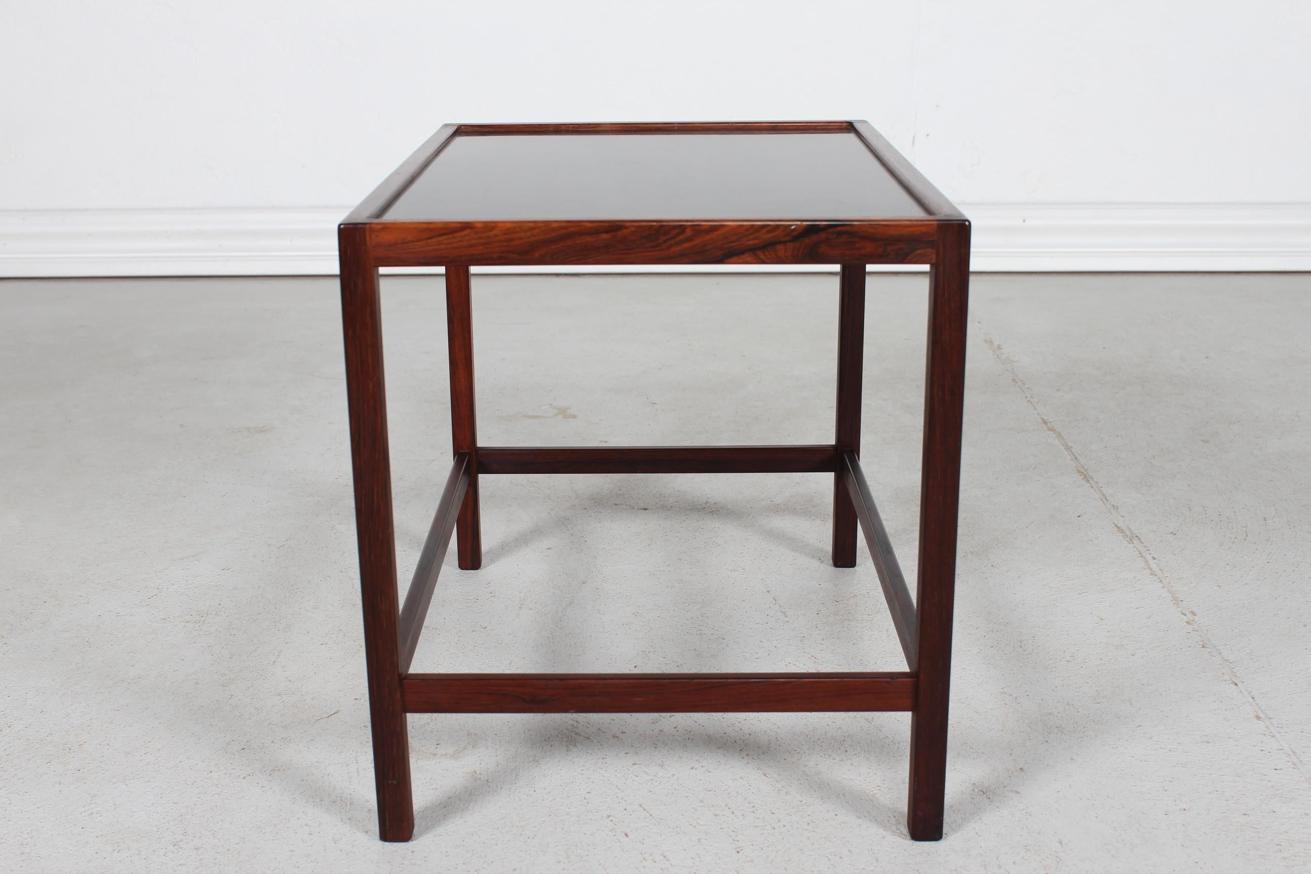 Travail du bois Table d'appoint Kurt Østervig en bois de rose et formica noir fabriquée au Danemark dans les années 1960 en vente