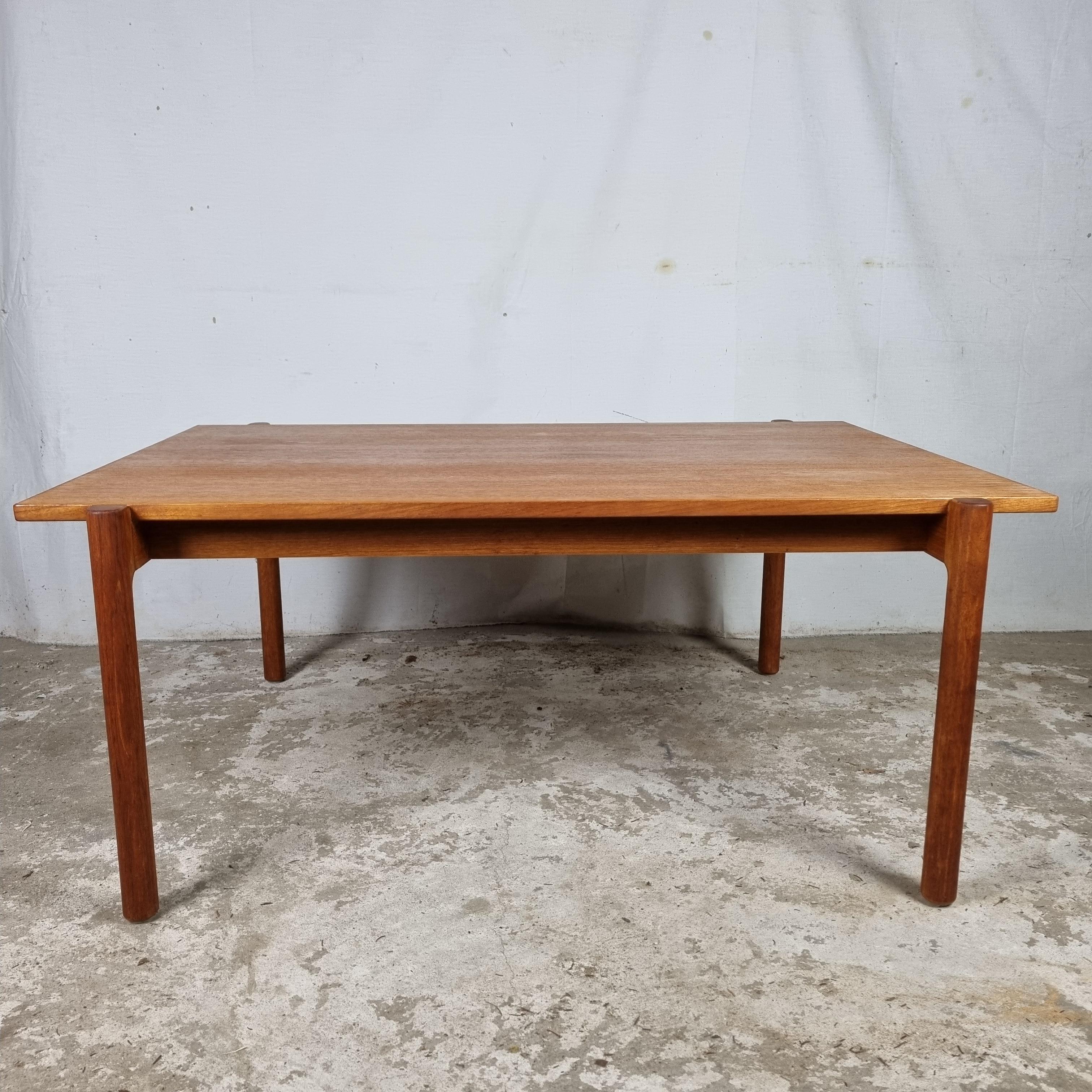 Original vintage Scandinavian teak coffee table from the 1960s. Designed by Kurt Østervig for Slagelse Møbelværk (Danish premium brand).

The table is still in very good condition. Light traces of use, appropriate for the age.

Size:
Length