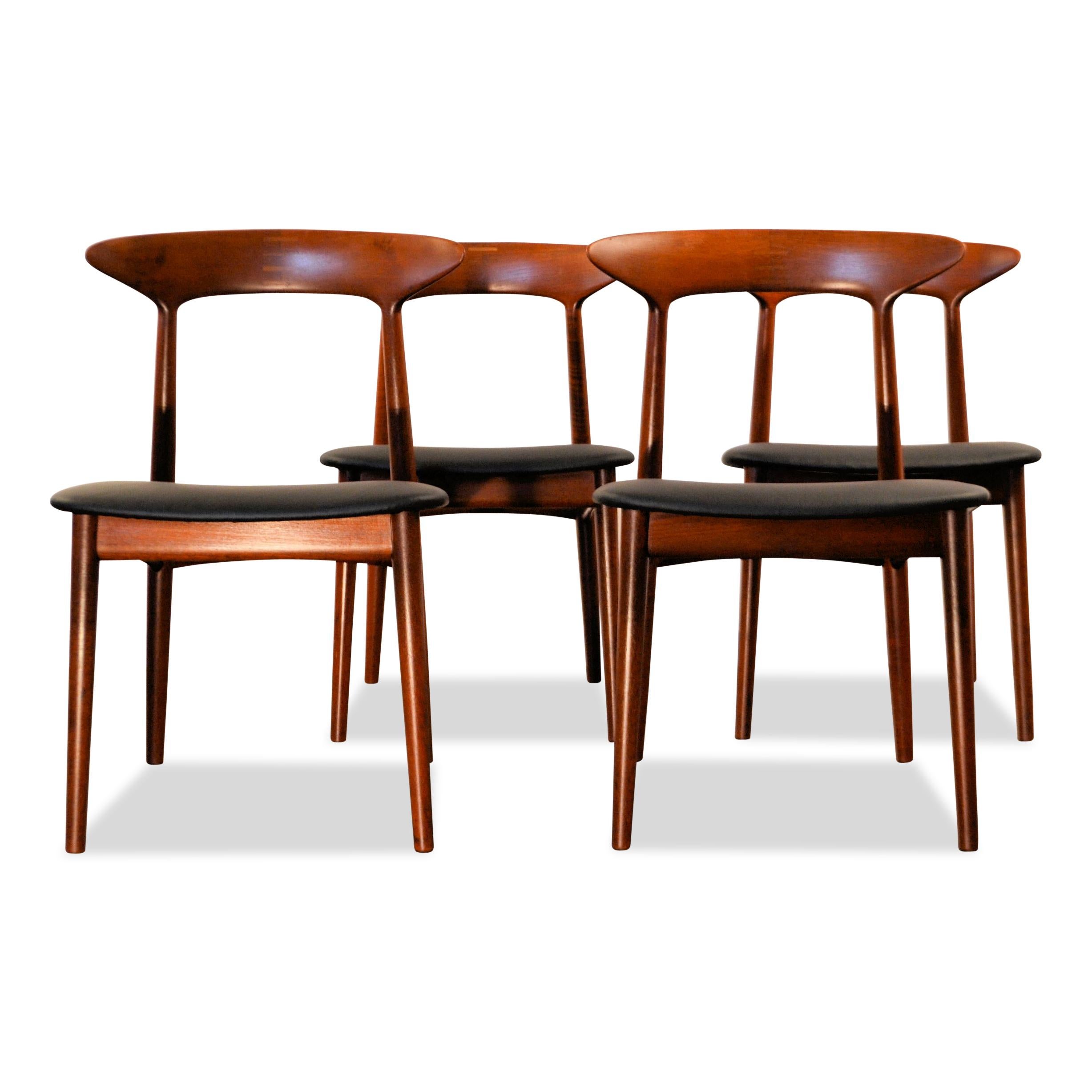 Set of four vintage Danish design dining chairs designed by Kurt Østervig for Danish manufacturer Brande Møbelindustri. The chairs feature solid teak frames with stylish curved backrests, wooden inlays in backrest and legs and leather seats. We’ve