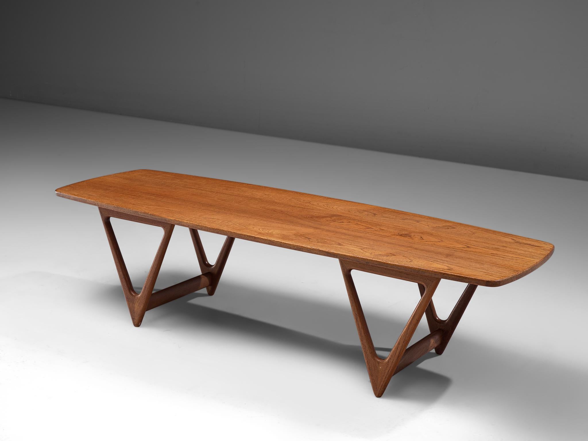 Kurt Østervig, 'Surfboard' coffee table, teak, Denmark, 1950s.

Boat-shaped coffee table with a long tabletop with sweeping teak veneer and beautifully sculpted V-shaped legs. A design by the Dane Kurt Østervig from the 1950s. The low table