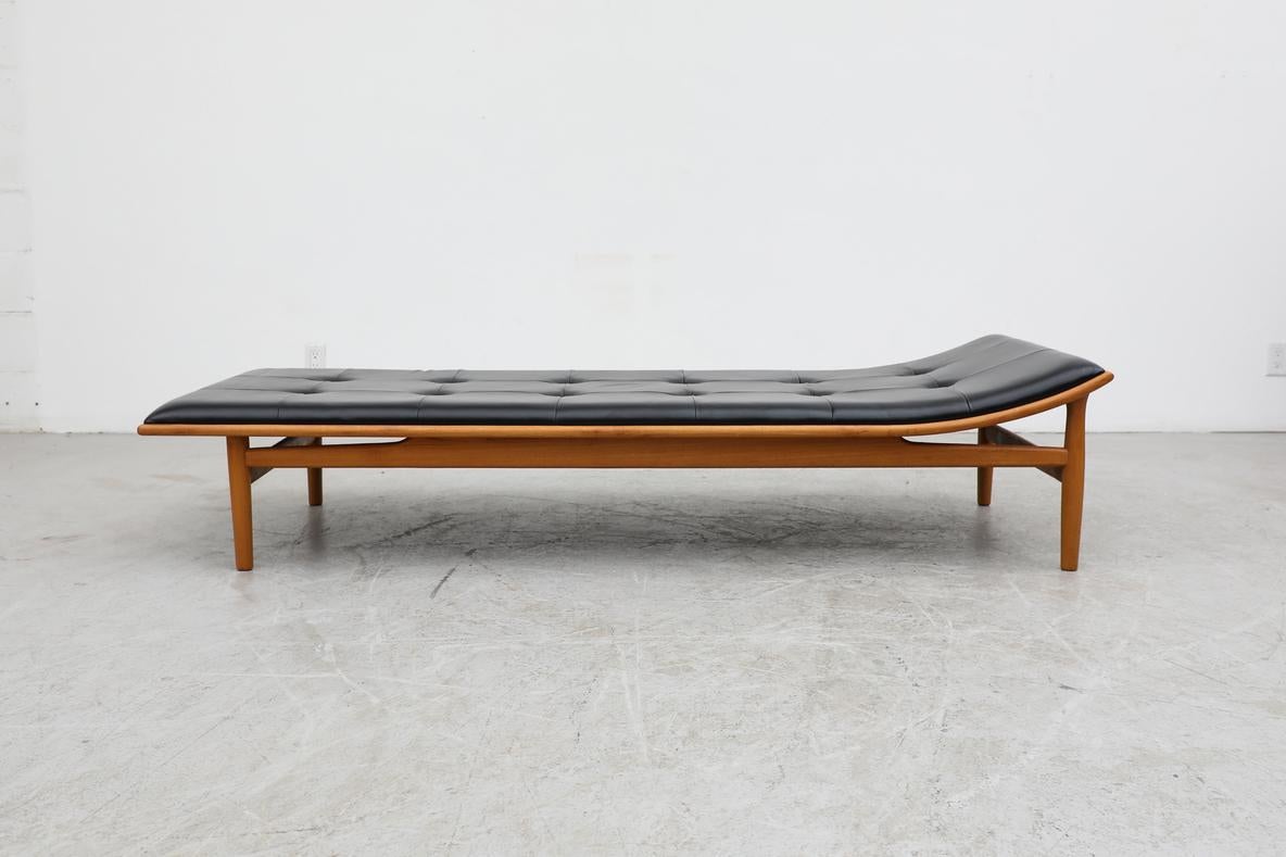 Kurt Østervig Neuauflage des Modells 311 aus Eichenholz, entworfen in den 1950er Jahren. Ein schlanker Holzrahmen mit einem dünnen, getufteten, mit schwarzem Leder gepolsterten Kissen. In gutem Originalzustand mit minimalen Abnutzungserscheinungen,