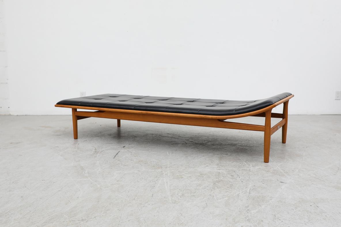 Kurt Østervig Getuftetes Schwarzes Leder & Eiche Modell 311 Liege von Matzform (Neuauflage) (Moderne der Mitte des Jahrhunderts) im Angebot