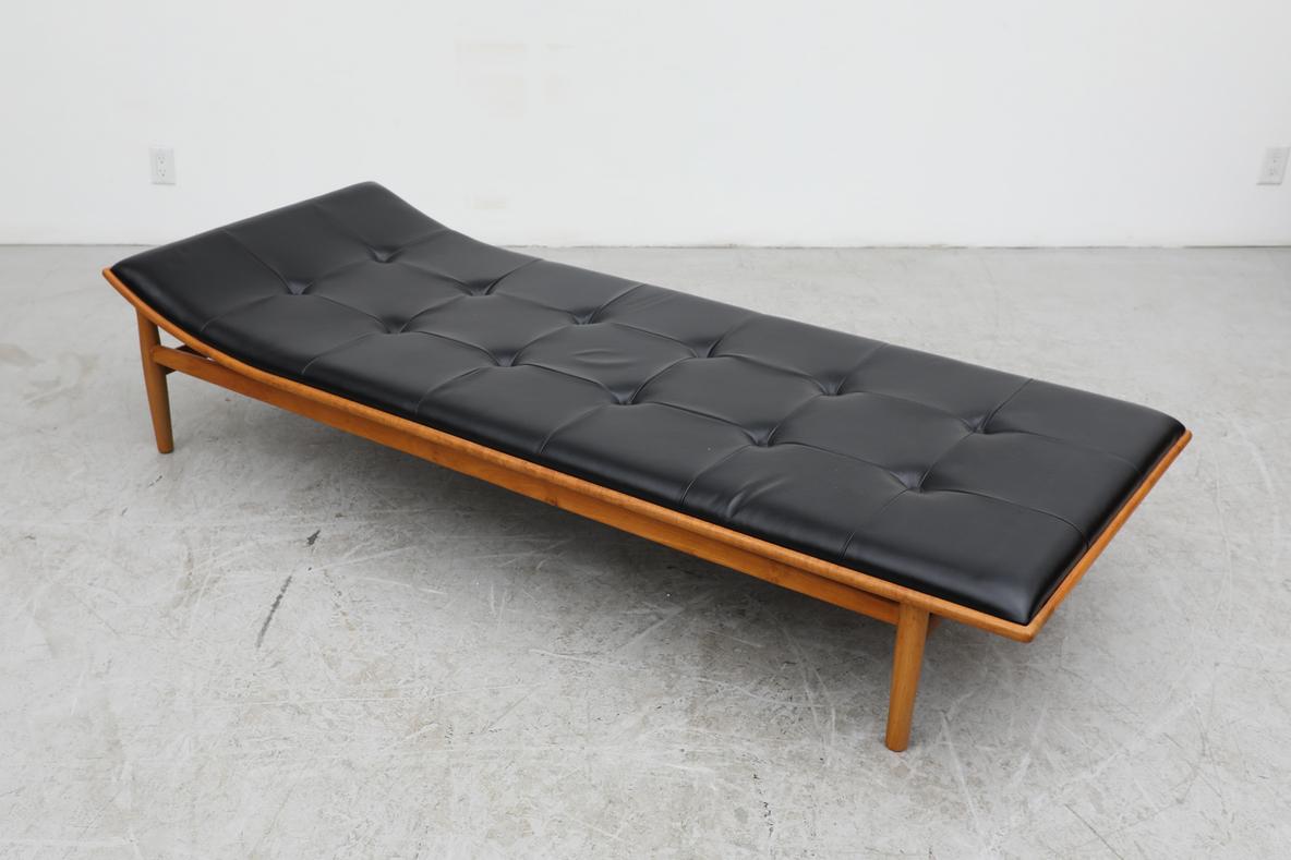 Kurt Østervig Getuftetes Schwarzes Leder & Eiche Modell 311 Liege von Matzform (Neuauflage) im Zustand „Gut“ im Angebot in Los Angeles, CA