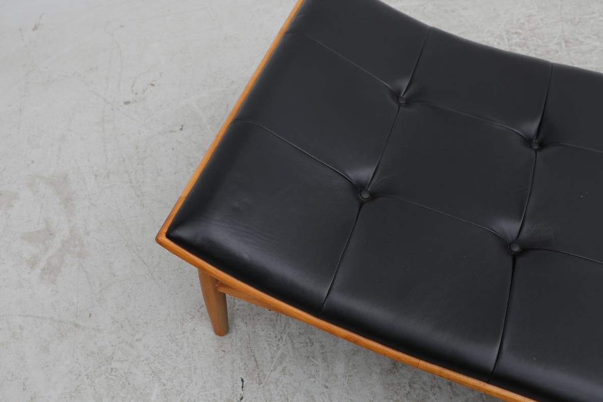 Kurt Østervig Getuftetes Schwarzes Leder & Eiche Modell 311 Liege von Matzform (Neuauflage) (21. Jahrhundert und zeitgenössisch) im Angebot