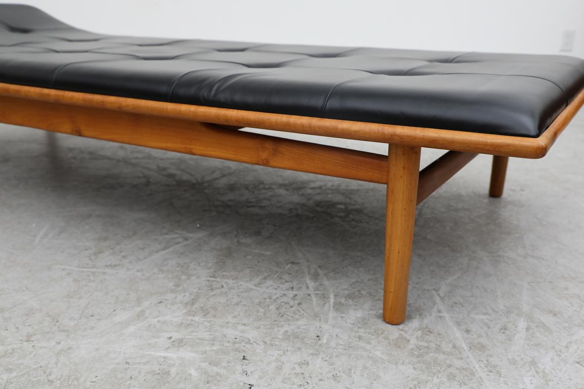 Kurt Østervig Getuftetes Schwarzes Leder & Eiche Modell 311 Liege von Matzform (Neuauflage) im Angebot 2
