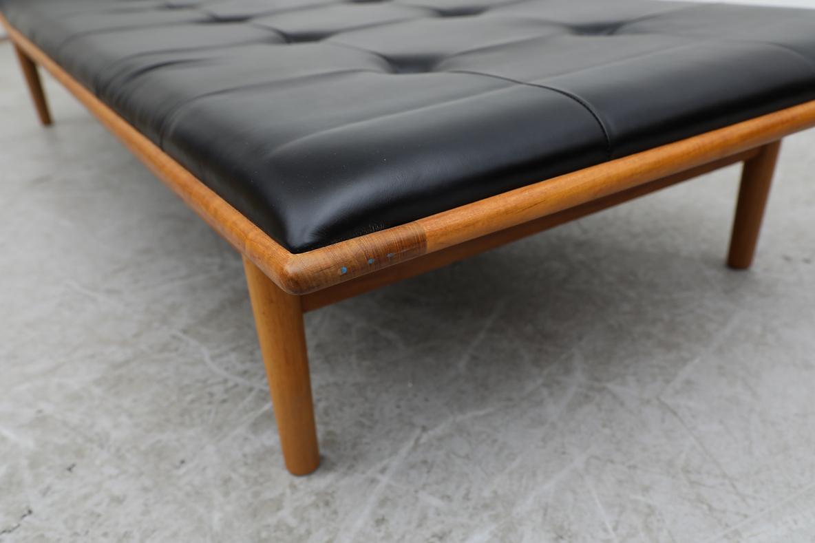 Kurt Østervig Getuftetes Schwarzes Leder & Eiche Modell 311 Liege von Matzform (Neuauflage) im Angebot 3