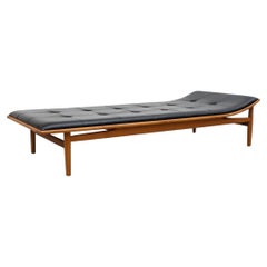 Lit de jour Kurt Østervig en cuir noir touffeté et Oak Model 311 de Matzform (réédition)