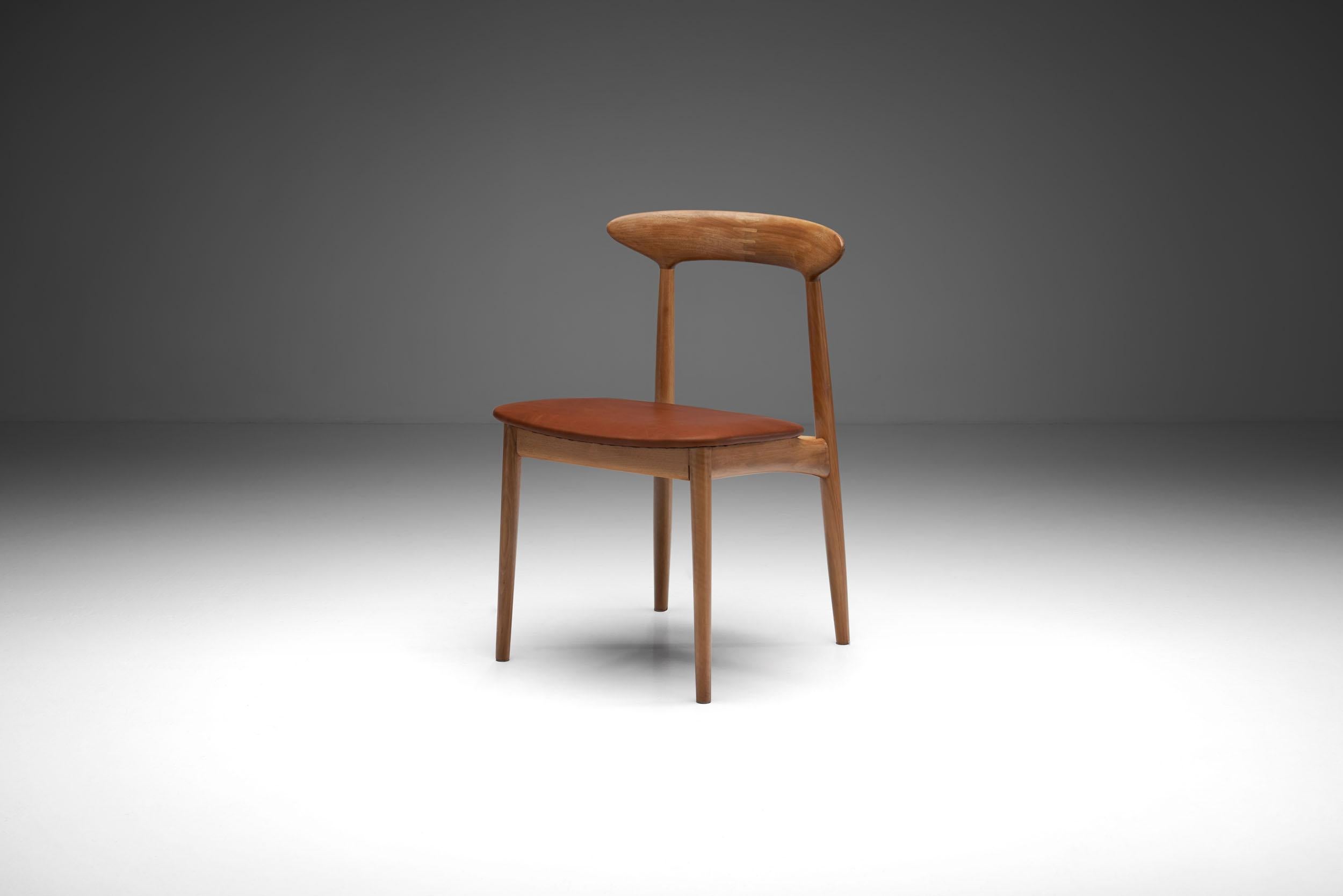 Chaise en noyer du designer danois Kurt Østervig, fabriquée par Brande Mobelindustri Danemark dans les années 1950.

Cette chaise, comme ses chaises de salon 57a, est l'un des modèles de chaise les plus célèbres d'Østervig, avec des articulations