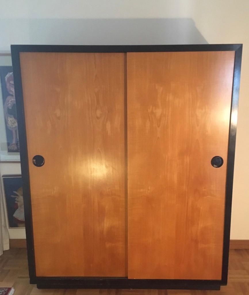 Kurt Thut Teakholz Kleiderschrank mit Schiebetüren, hergestellt von Teo Jakob, Schweiz, um 1953
Abmessungen: H 166 x L 137 x T 60 cm
2 Schränke verfügbar, Preis pro Stück.
Original Teo Jakob Label auf der Rückseite mit Datum der Lieferung.
In