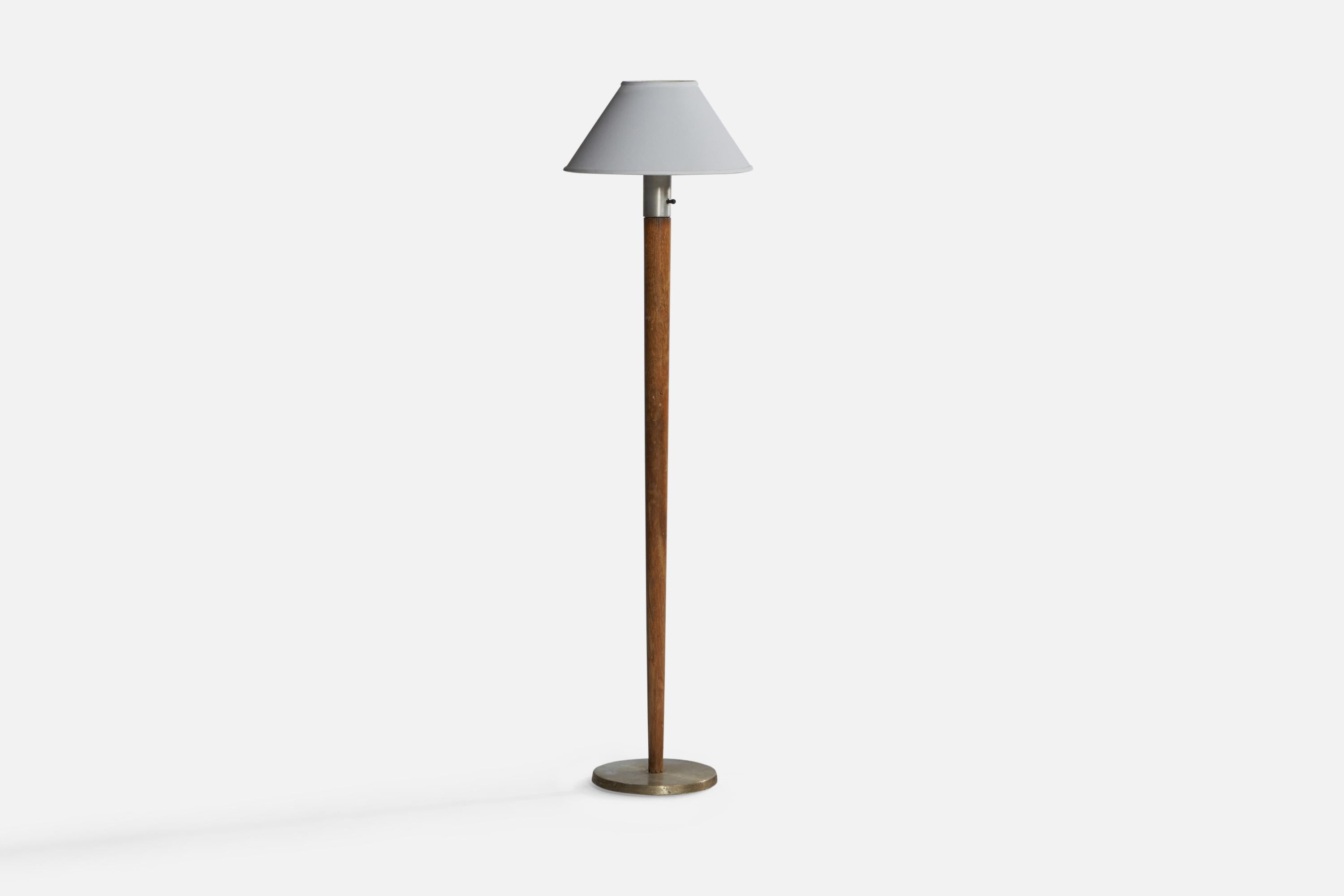 A stained oak and steel and white fabric floor lamp designed and produced by Kurt Versen, USA, 1940s.

Overall Dimensions (inches): 61.5” H x 16.25” Diameter. Stated dimensions include shade. Lampshade rests on glass diffuser.
Bulb Specifications: