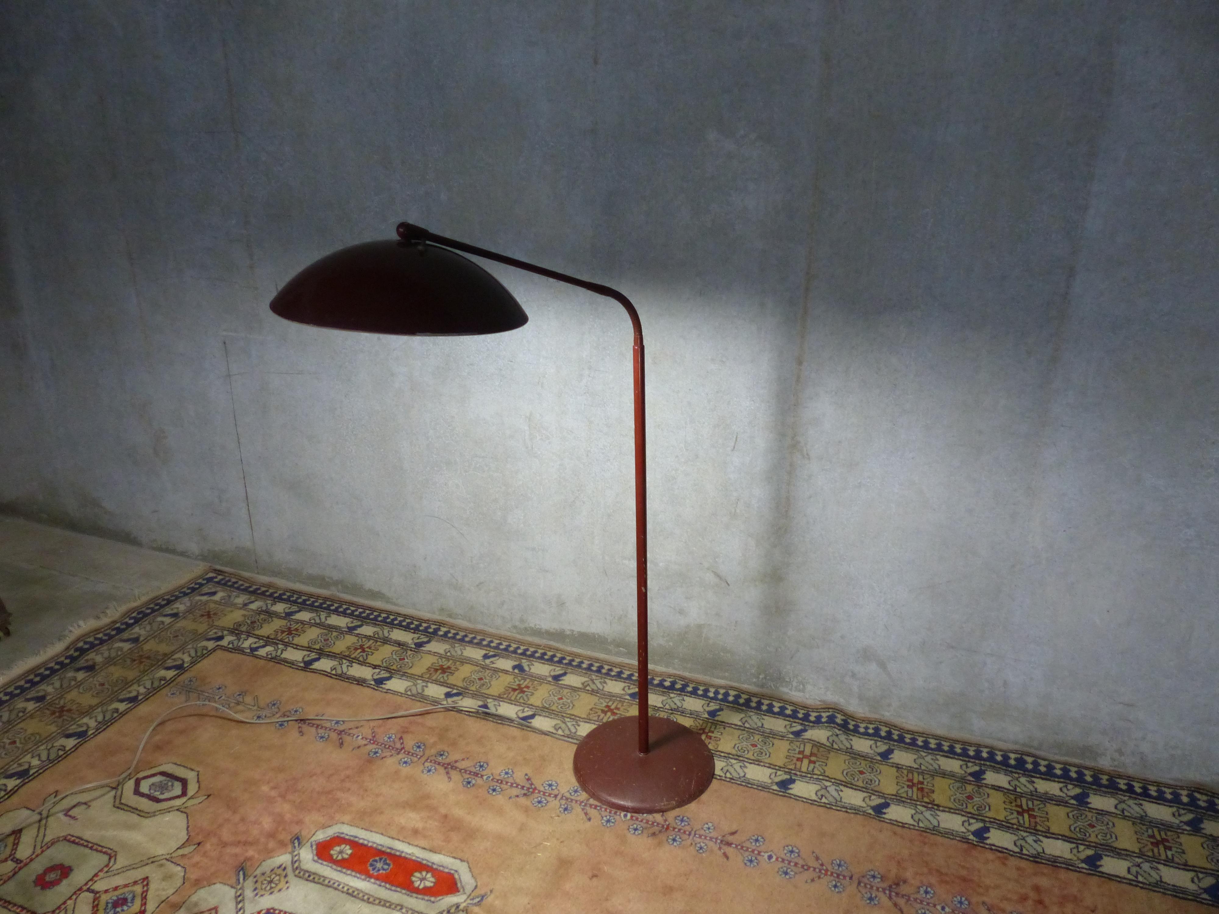 Kurt Versen Mid-Century Modern Articulating Floor Lamp In Good Condition In Surrey, BC