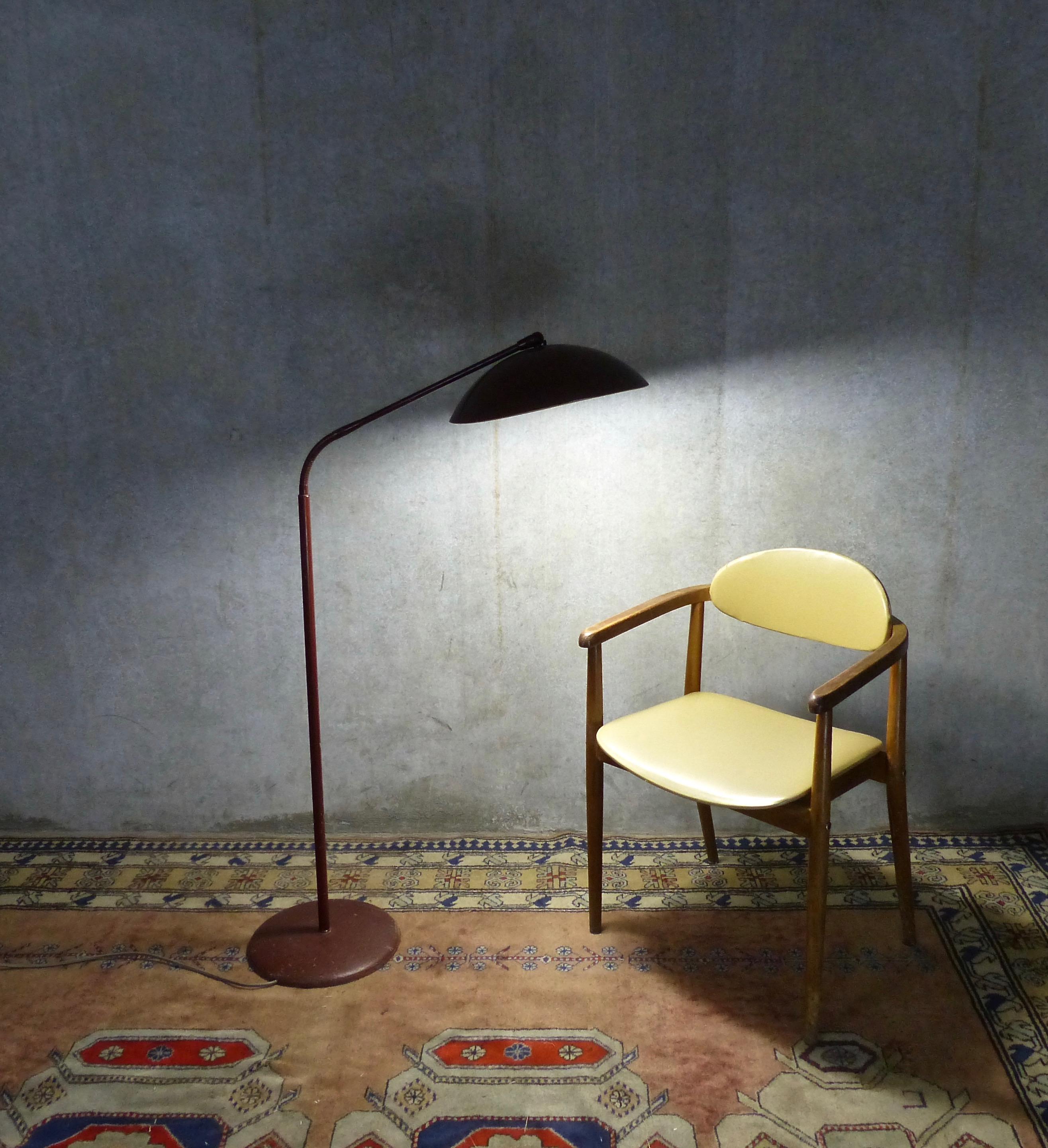 Articulating gooseneck floor lamp by Swedish/American designer, Kurt Versen, circa 1940s. In maroon-colored enamel with a cast iron base. Great addition to your Mid-Century Modern decor.
Dimensions: 50 H” x 25 W” x 16 D”.