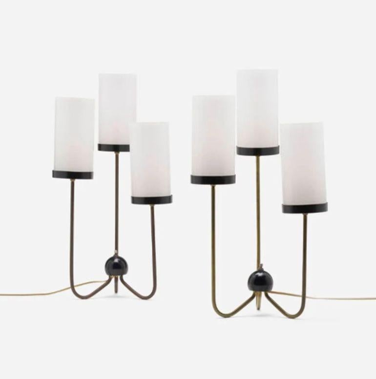 Kurt Versen, Modernité du milieu du siècle, laiton, lampes de table, États-Unis, années 1960

Paire de lampes de table modernistes conçues par Kurt Versen aux États-Unis au milieu du XXe siècle. Chaque exemplaire comporte trois bras en laiton patiné