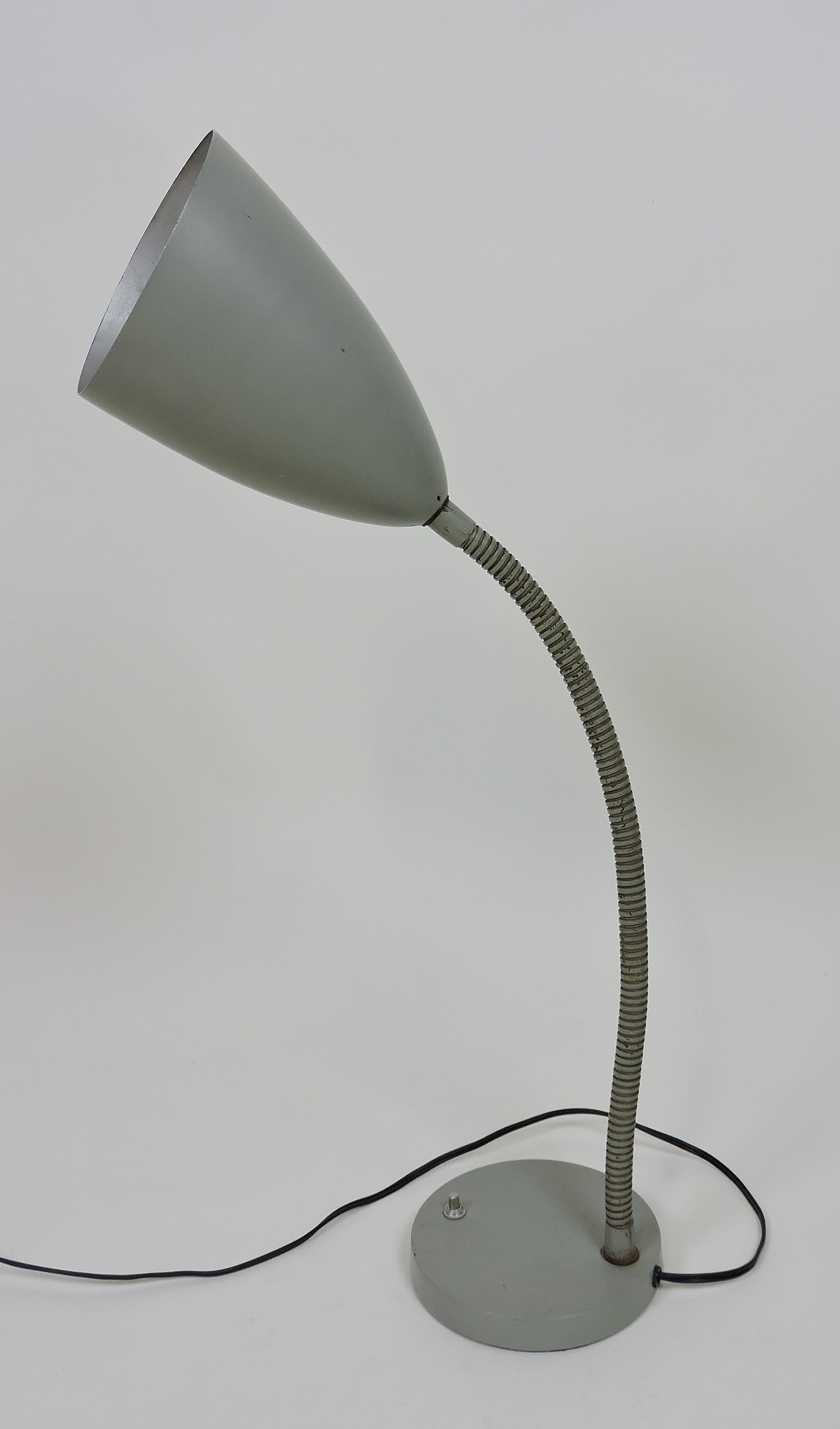 Mid-Century Modern Kurt Versen Lampe de bureau à col de cygne The Modernity en vente