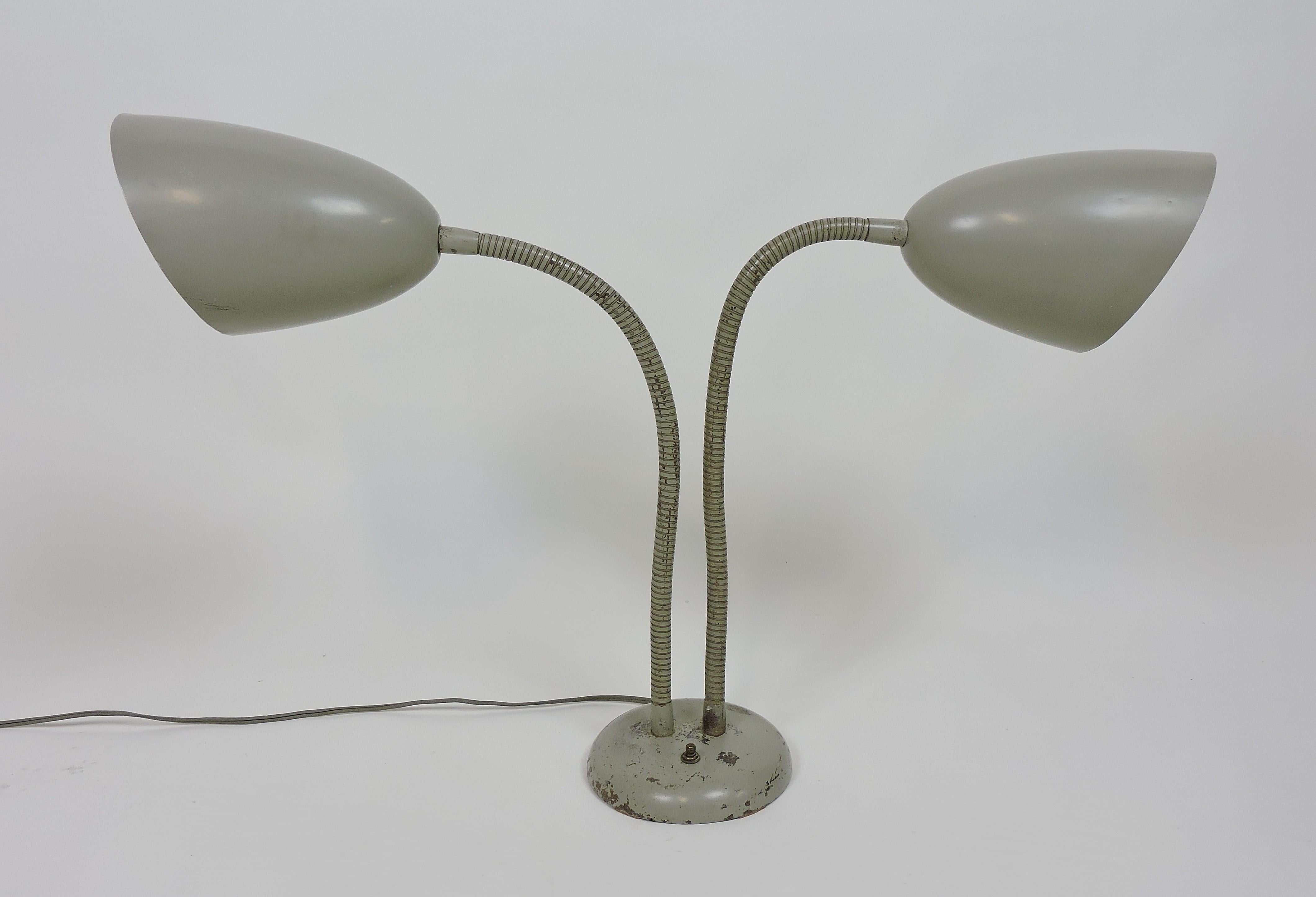 Kurt Versen Mid-Century Modern Double Cone Gooseneck Desk Lamp In Good Condition In Chesterfield, NJ