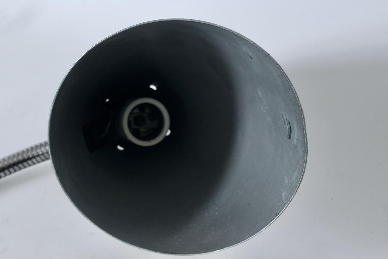 Lampada da scrivania a collo d'oca con paralume a cono in alluminio lucidato di Kurt Versen, C.C. 1950 in vendita 11