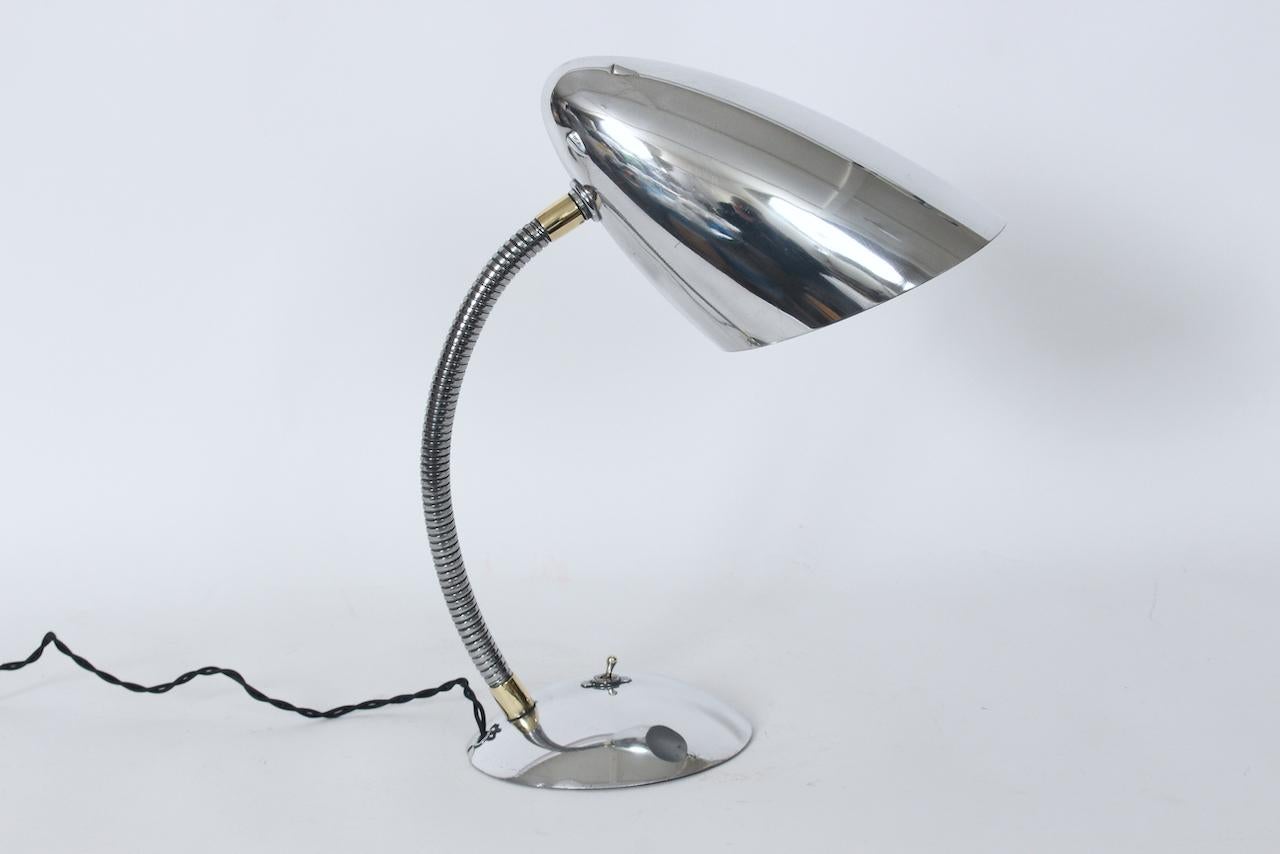 Streamlined Moderno Lampada da scrivania a collo d'oca con paralume a cono in alluminio lucidato di Kurt Versen, C.C. 1950 in vendita