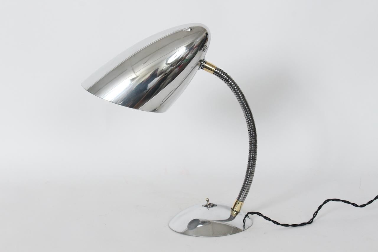 Lampada da scrivania a collo d'oca con paralume a cono in alluminio lucidato di Kurt Versen, C.C. 1950 In condizioni buone in vendita a Bainbridge, NY