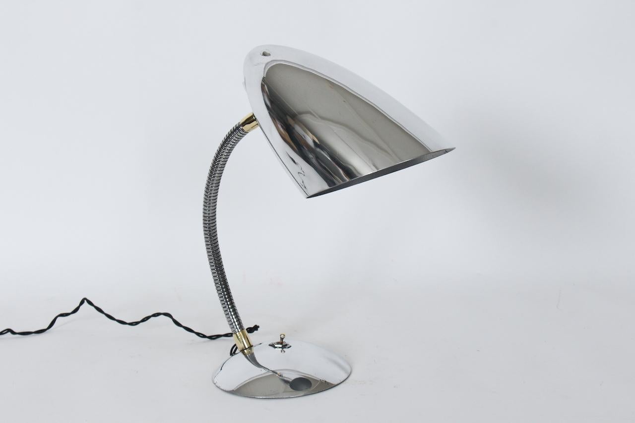 Metà XX secolo Lampada da scrivania a collo d'oca con paralume a cono in alluminio lucidato di Kurt Versen, C.C. 1950 in vendita