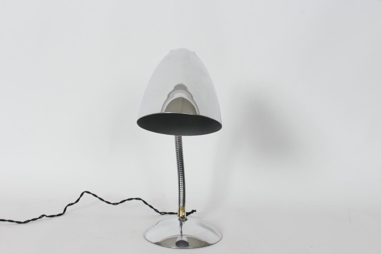 Metallo Lampada da scrivania a collo d'oca con paralume a cono in alluminio lucidato di Kurt Versen, C.C. 1950 in vendita