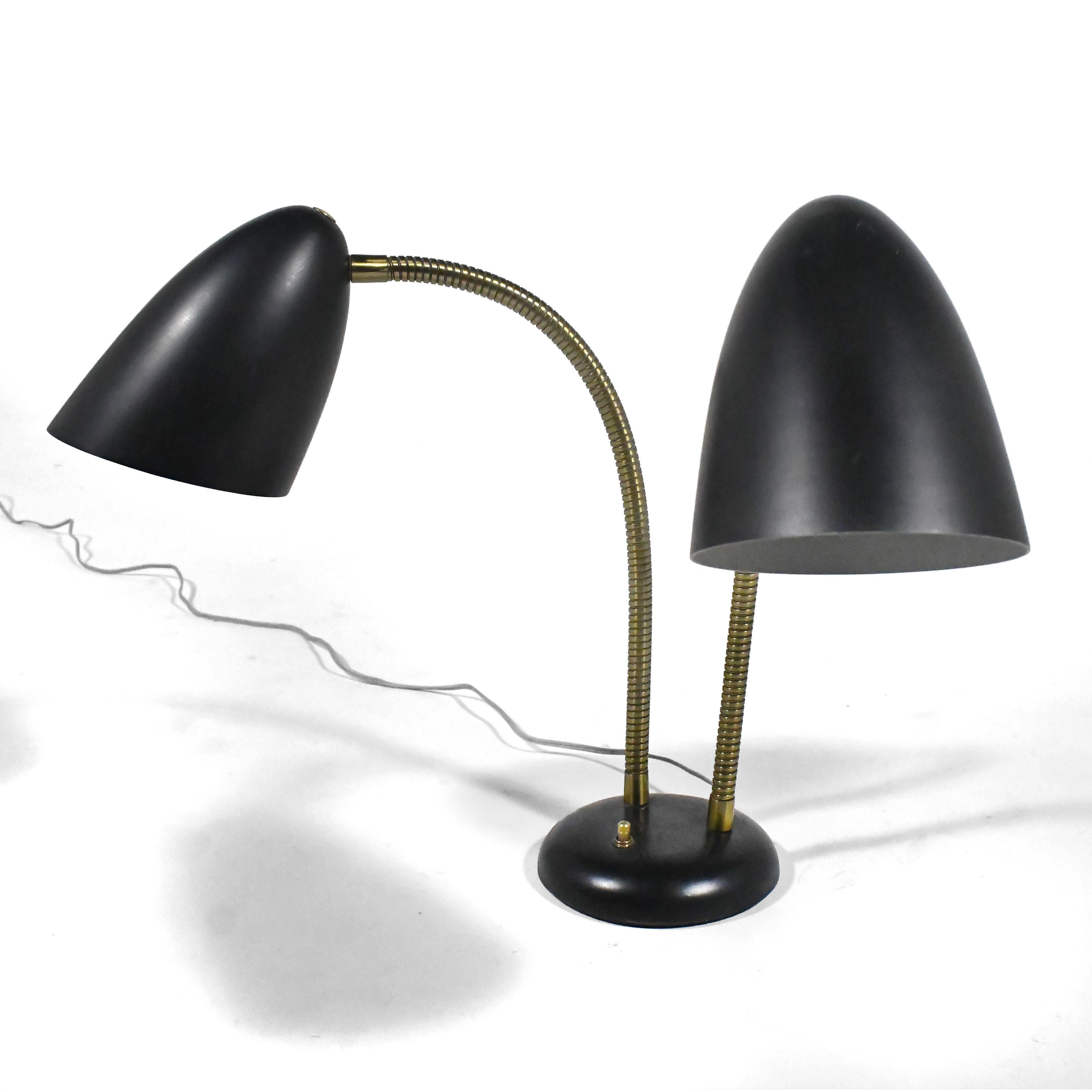 Mid-Century Modern Lampe à poser à deux têtes en forme de cou d'oie de Kurt Versen en vente