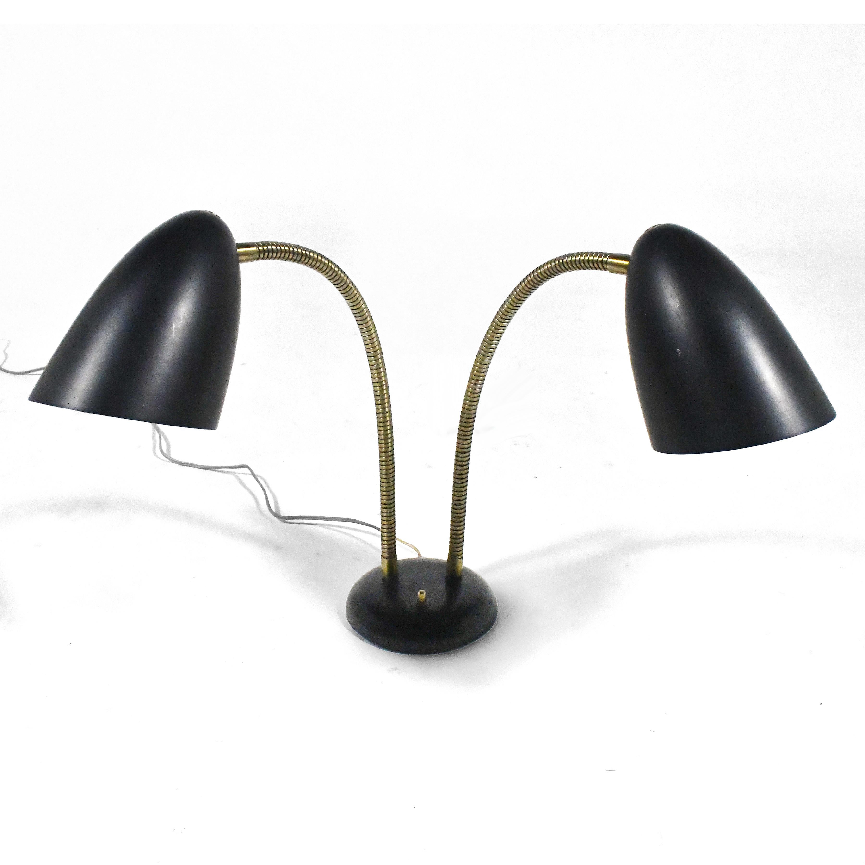 Américain Lampe à poser à deux têtes en forme de cou d'oie de Kurt Versen en vente