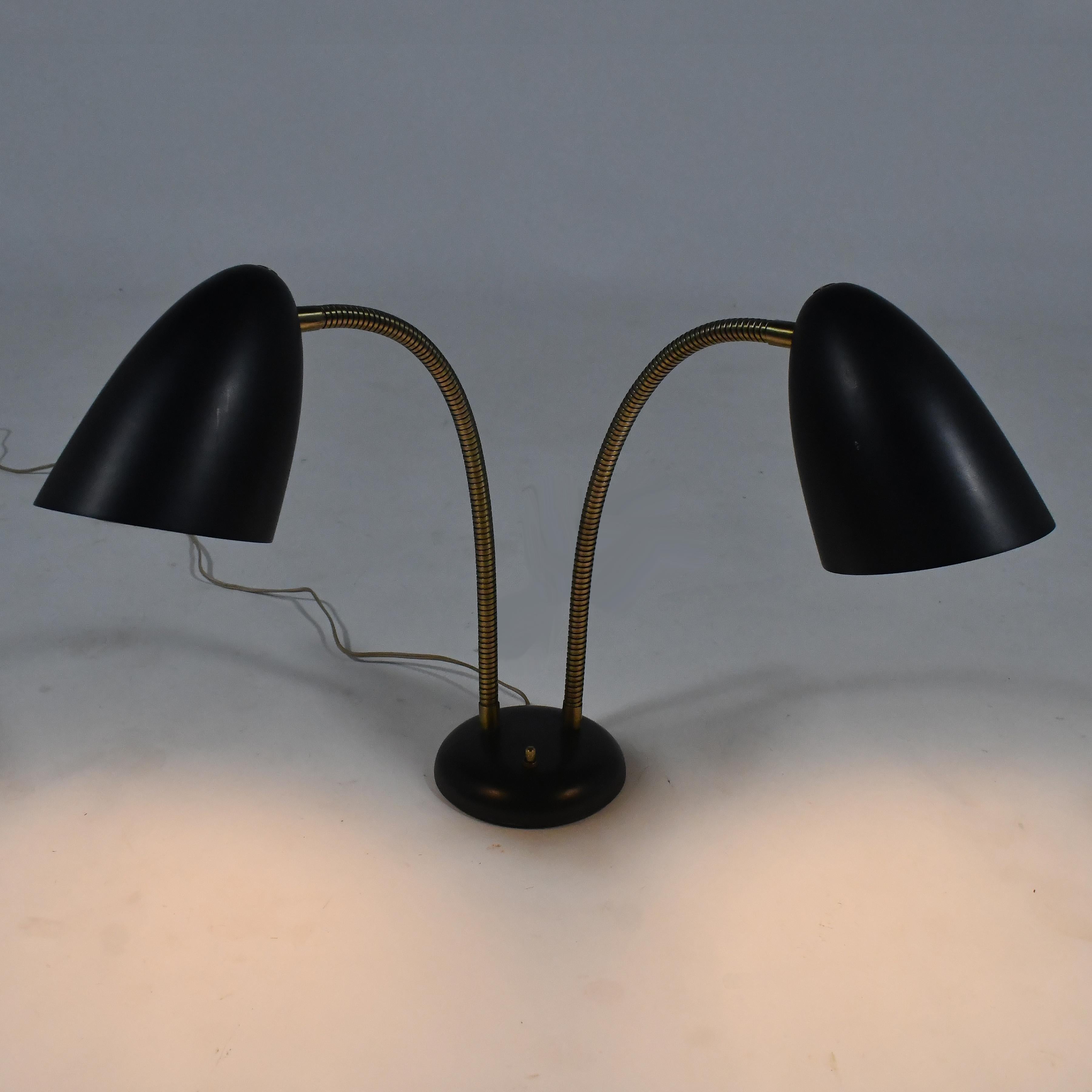 Lampe à poser à deux têtes en forme de cou d'oie de Kurt Versen Bon état - En vente à Highland, IN