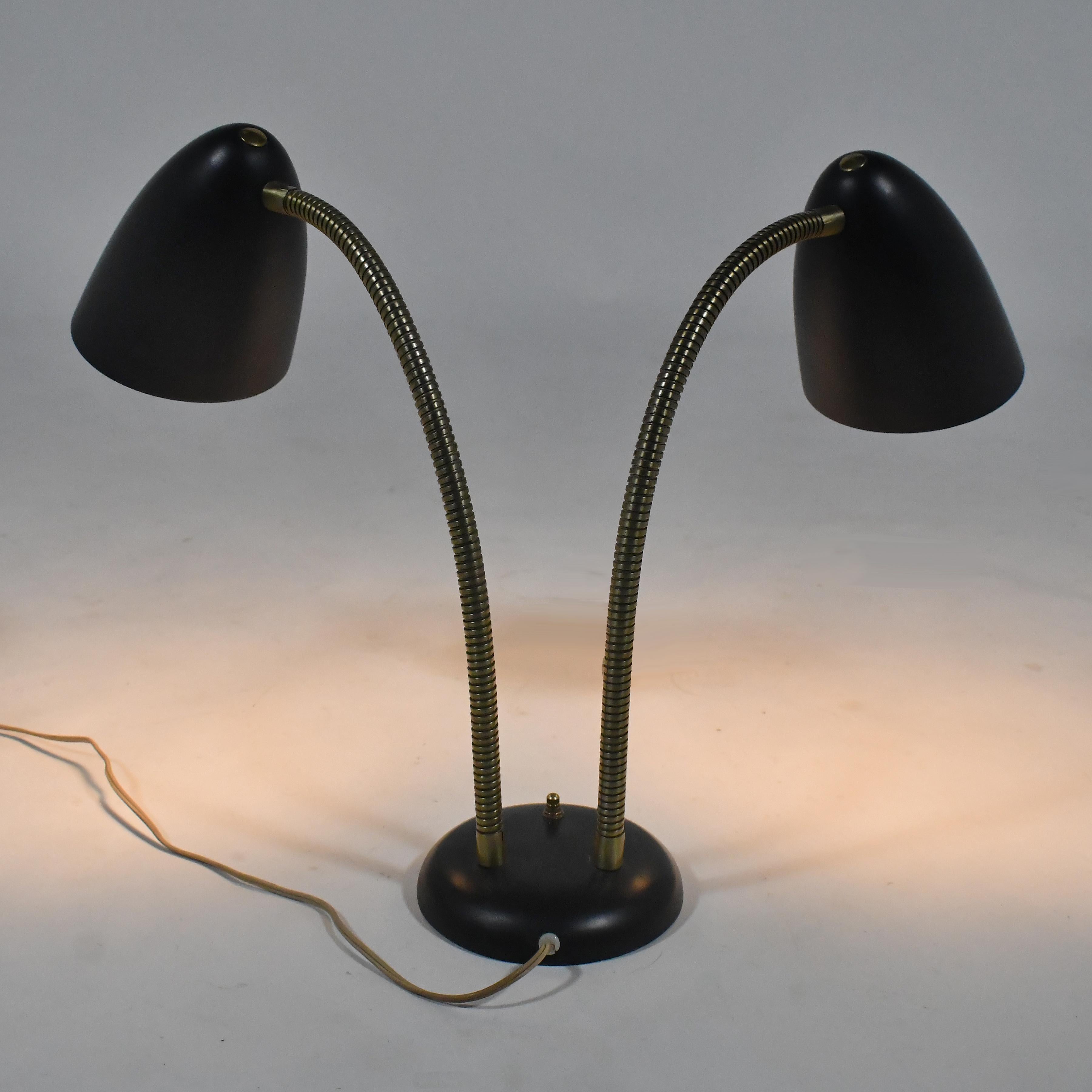 Milieu du XXe siècle Lampe à poser à deux têtes en forme de cou d'oie de Kurt Versen en vente