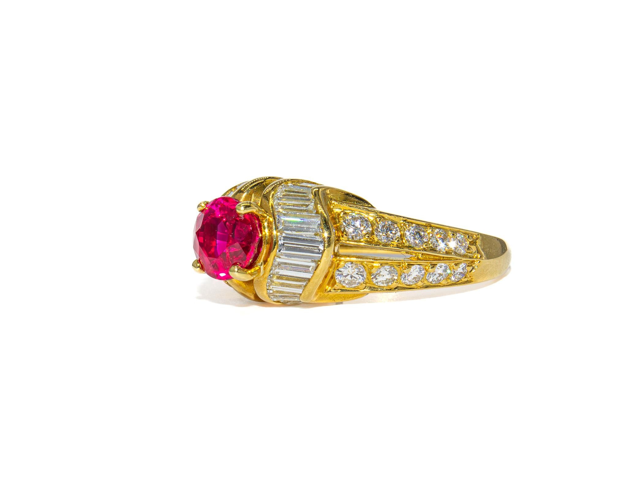 Dieser signierte Ring von Kurt Wayne ist ein zeitloser Schatz, der klassische Eleganz mit leuchtenden Farben verbindet. Das Design aus reichem 18-karätigem Gelbgold dreht sich um einen lebendigen Rubin von 0,54 Karat. Dieser wunderschön gesättigte