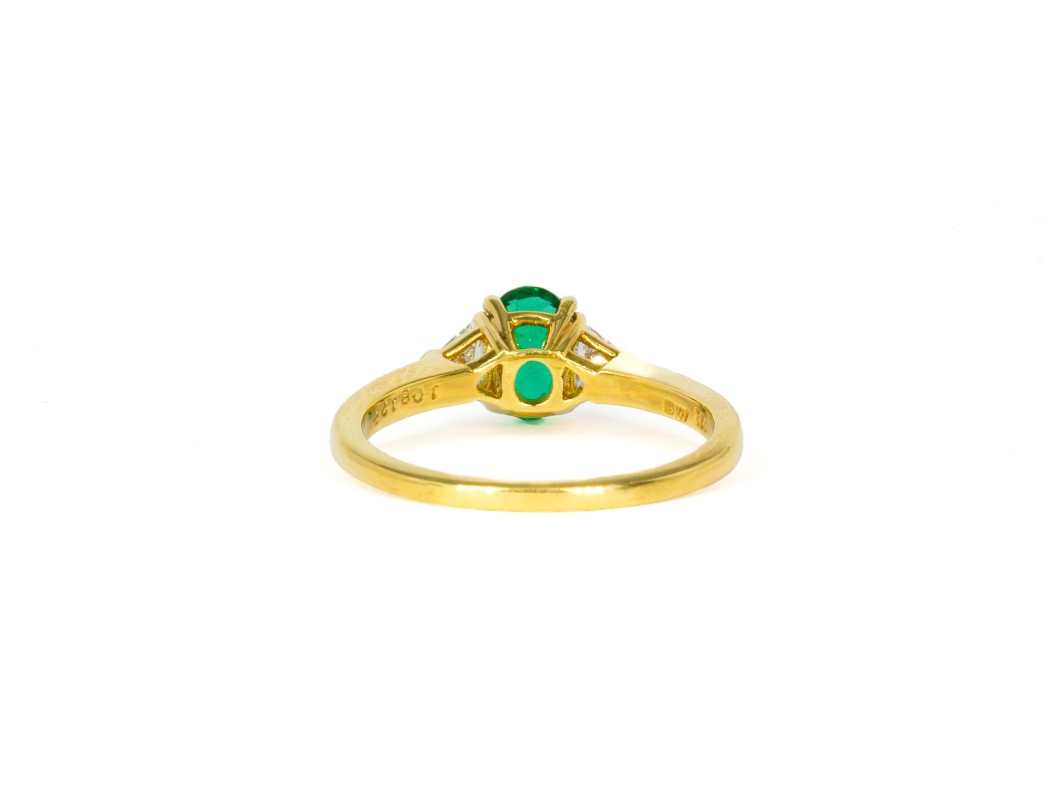 Anillo de tres piedras Kurt Wayne de esmeralda ovalada y diamantes de 0,79 quilates Contemporáneo en venta