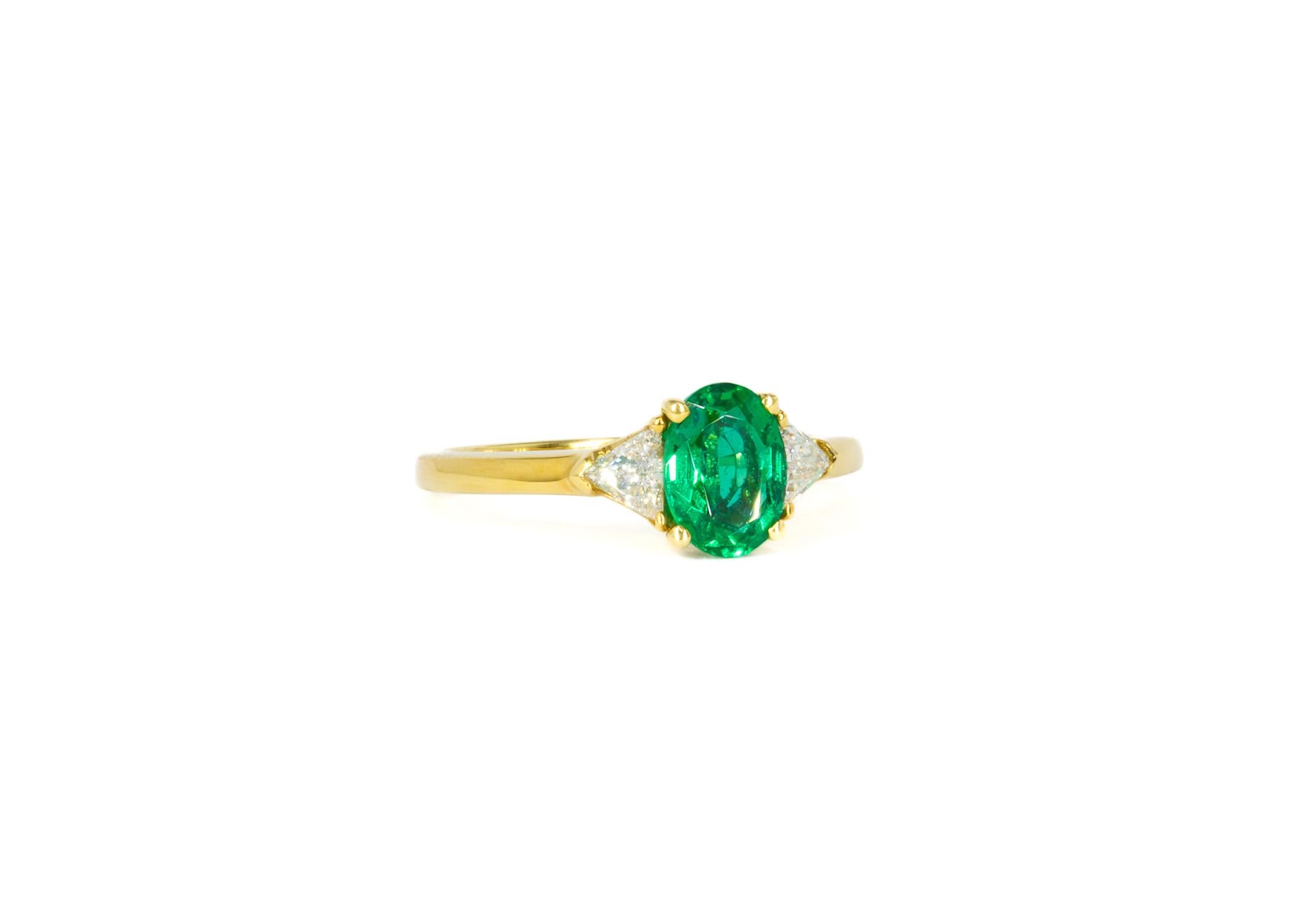 Anillo de tres piedras Kurt Wayne de esmeralda ovalada y diamantes de 0,79 quilates Corte oval en venta