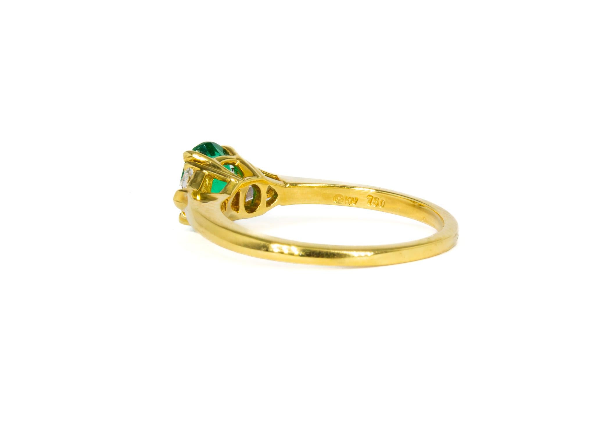 Anillo de tres piedras Kurt Wayne de esmeralda ovalada y diamantes de 0,79 quilates en Nuevo estado para la venta en New York, NY
