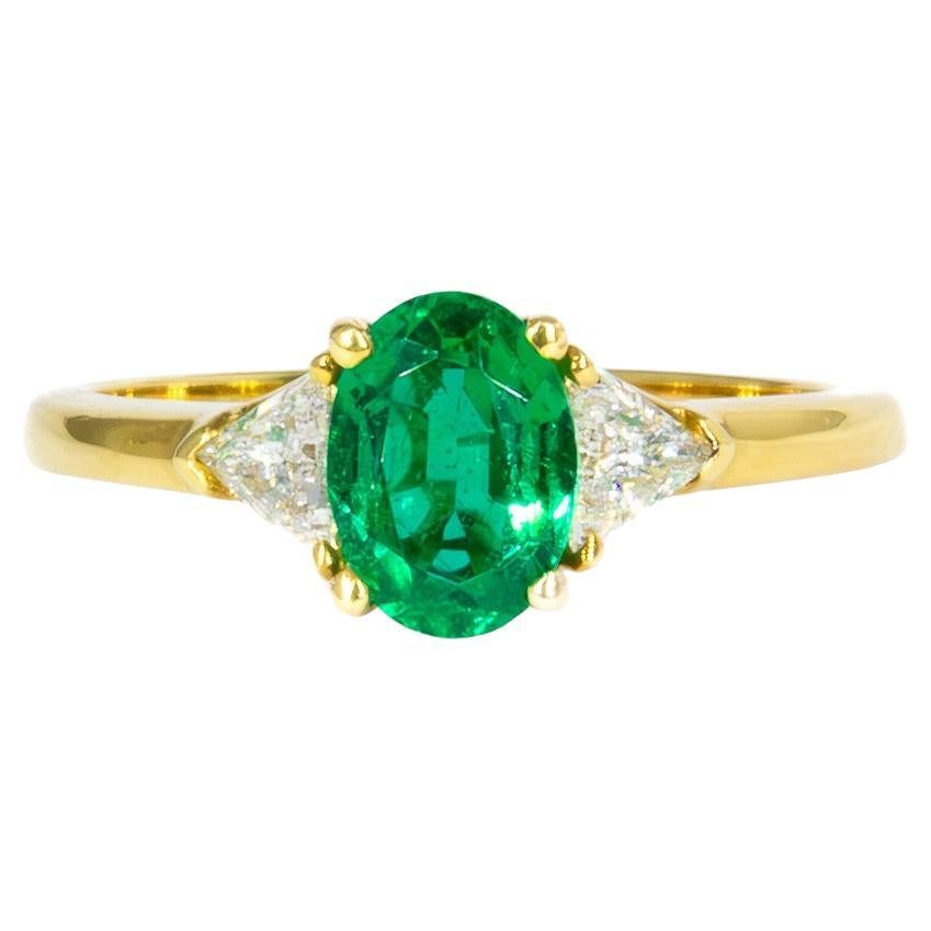 Anillo de tres piedras Kurt Wayne de esmeralda ovalada y diamantes de 0,79 quilates