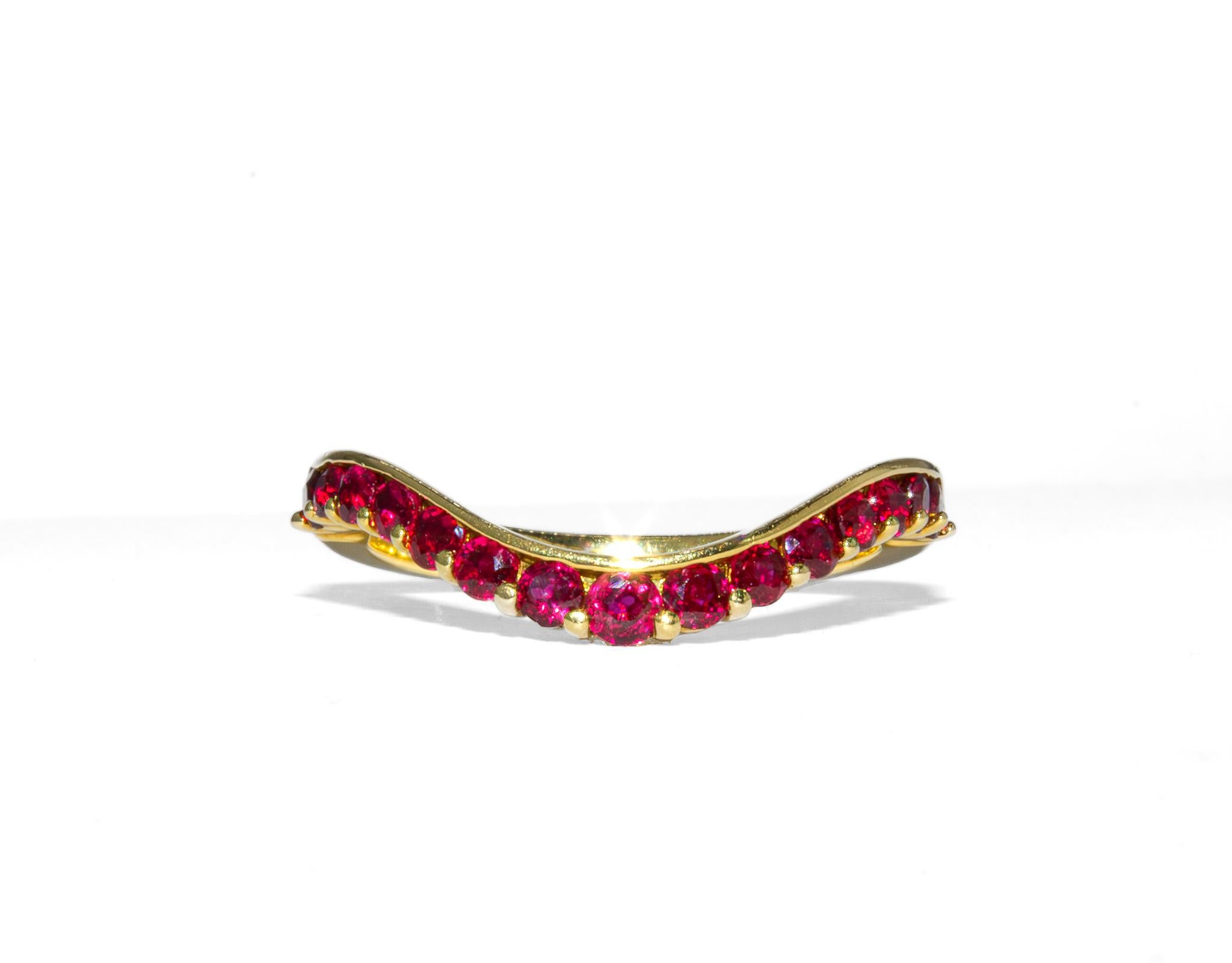 Dieser verspielte und doch elegante Wellenring von Kurt Wayne bringt einen leuchtenden Farbtupfer in jede Schmucksammlung. Das aus 18 Karat Gelbgold gefertigte Band ist mit einem fließenden Wellenmotiv versehen, das sich anmutig um den Finger legt.