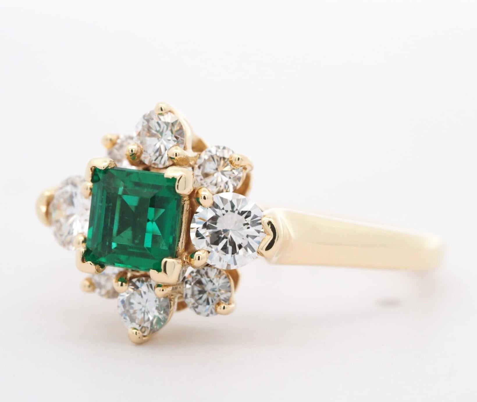 Smaragd / Diamant: ~ 0,90 ct / 0,92 ct

Metall: Gelbgold

Reinheit des Metalls: 18K

Zustand: Ausgezeichnet

Stil: Blumenring

Gewicht: 4,8 Gramm

Markierungen: 