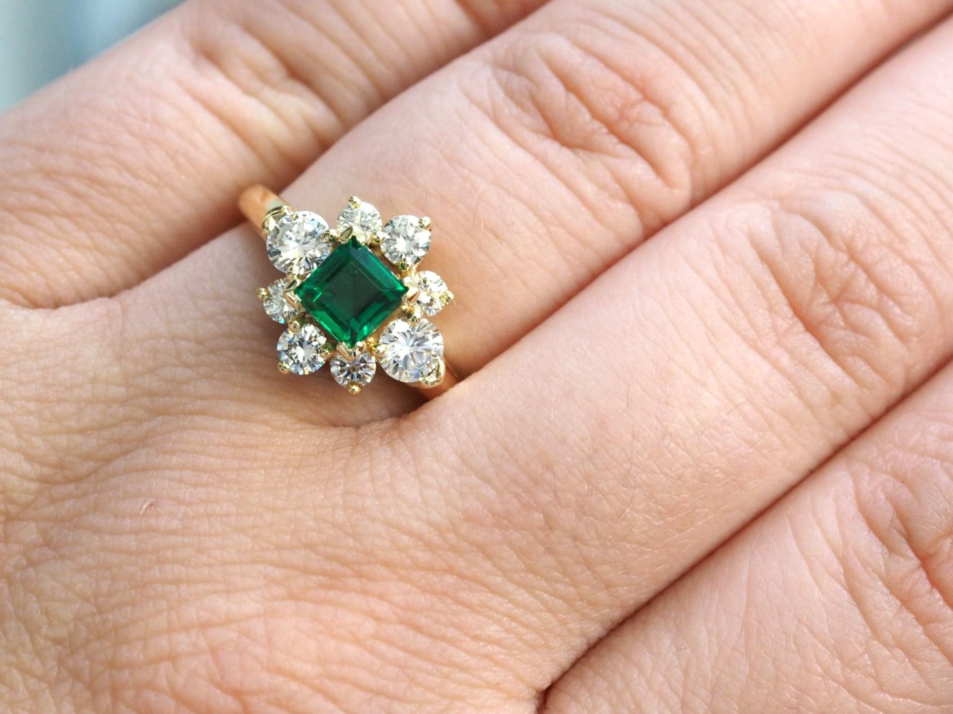 Kurt Wayne Designer signierter Ring aus 18 Karat Gelbgold mit 0,90 Karat Smaragd und 0,92 Karat Diamant (Romantik) im Angebot