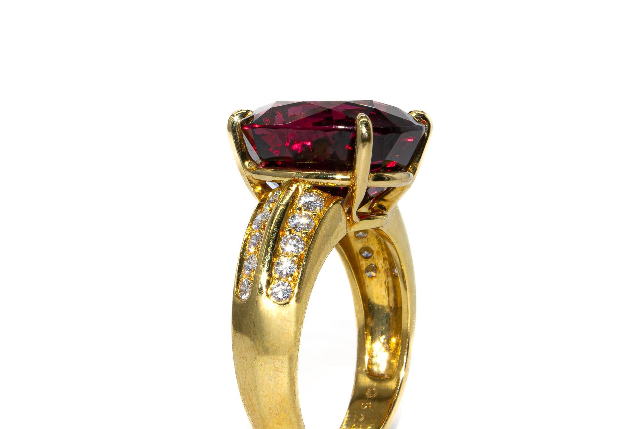 Kurt Wayne 11.42 Carat Oval Rhodolite Garnet and Diamond Cocktail Ring In New Condition For Sale In New York, NY