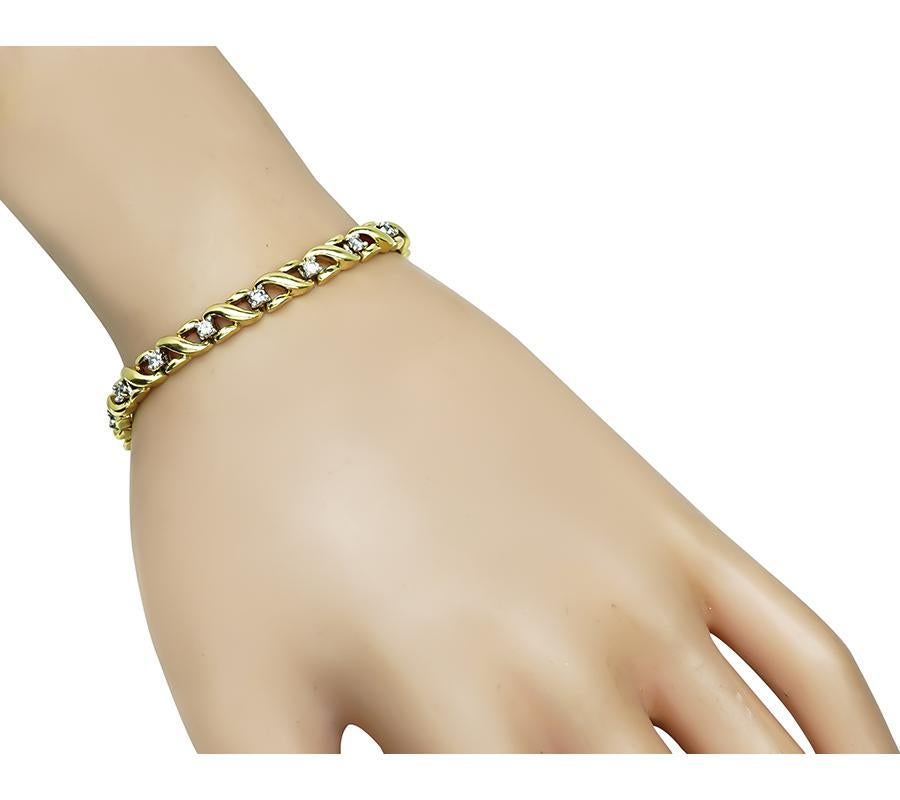Esta es una magnífica pulsera de oro amarillo y blanco de 18 quilates de Kurt Wayne. La pulsera está engastada con brillantes diamantes de talla redonda que pesan aproximadamente 1.50 ct. El color de los diamantes es F con claridad VS. La pulsera